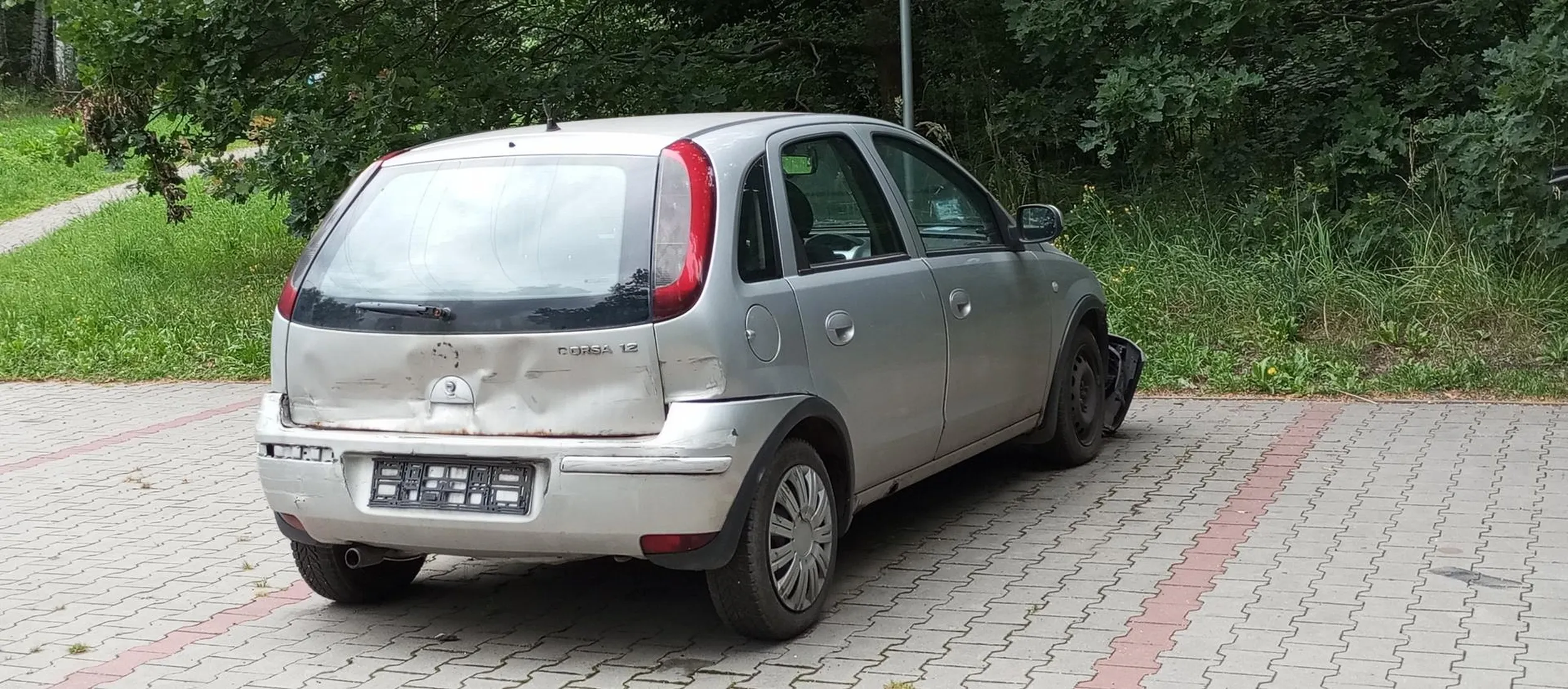 Czy komuś nie skradziono Opla Corsy? Stoi kilka miesięcy w Łaziskach Górnych