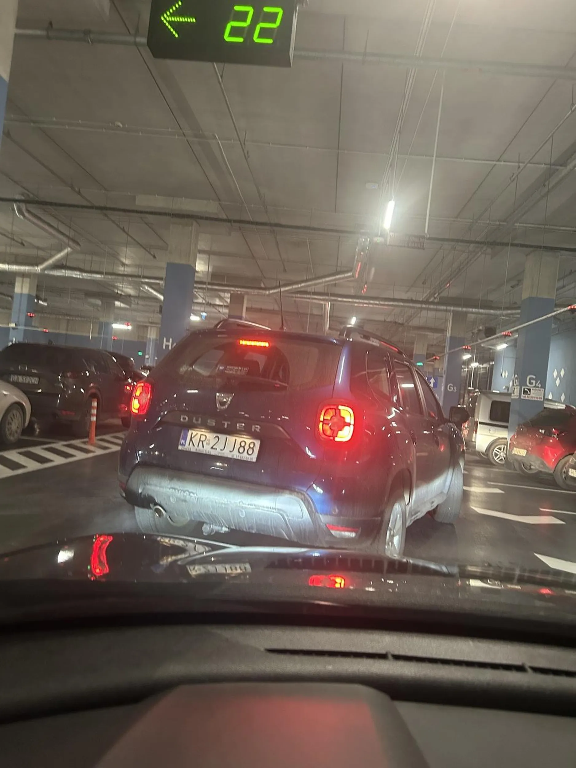 Na zablokowanym parkingu chcąc wyjechać wymusza miejsce jednocześnie blokując osoby które chcą zaparkować i z niego skorzystać