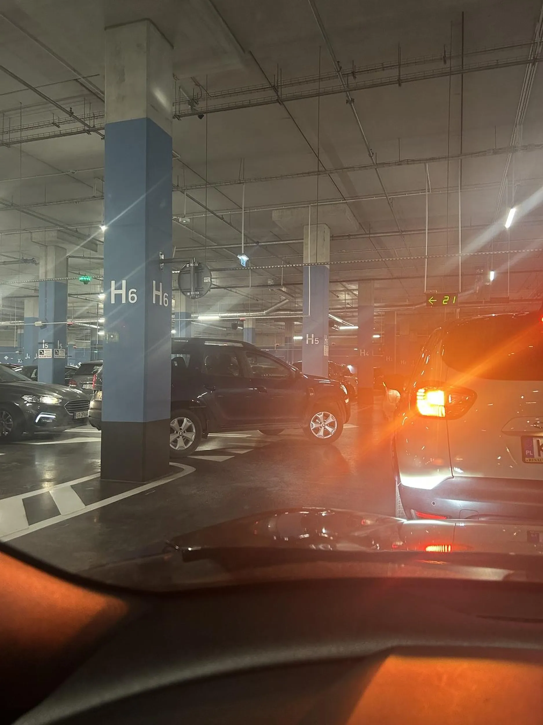 Na zablokowanym parkingu chcąc wyjechać wymusza miejsce jednocześnie blokując osoby które chcą zaparkować i z niego skorzystać