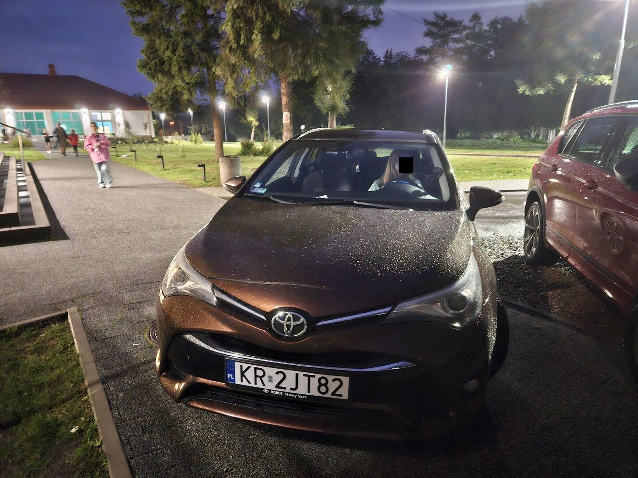 Uprzejmie proszę o nieblokowanie chodnika przy szkole. To naprawdę stwarza zagrożenie. Dzieci z młodszych klas i z przedszkola mogą być niewidoczne w lusterku lub przed maską.