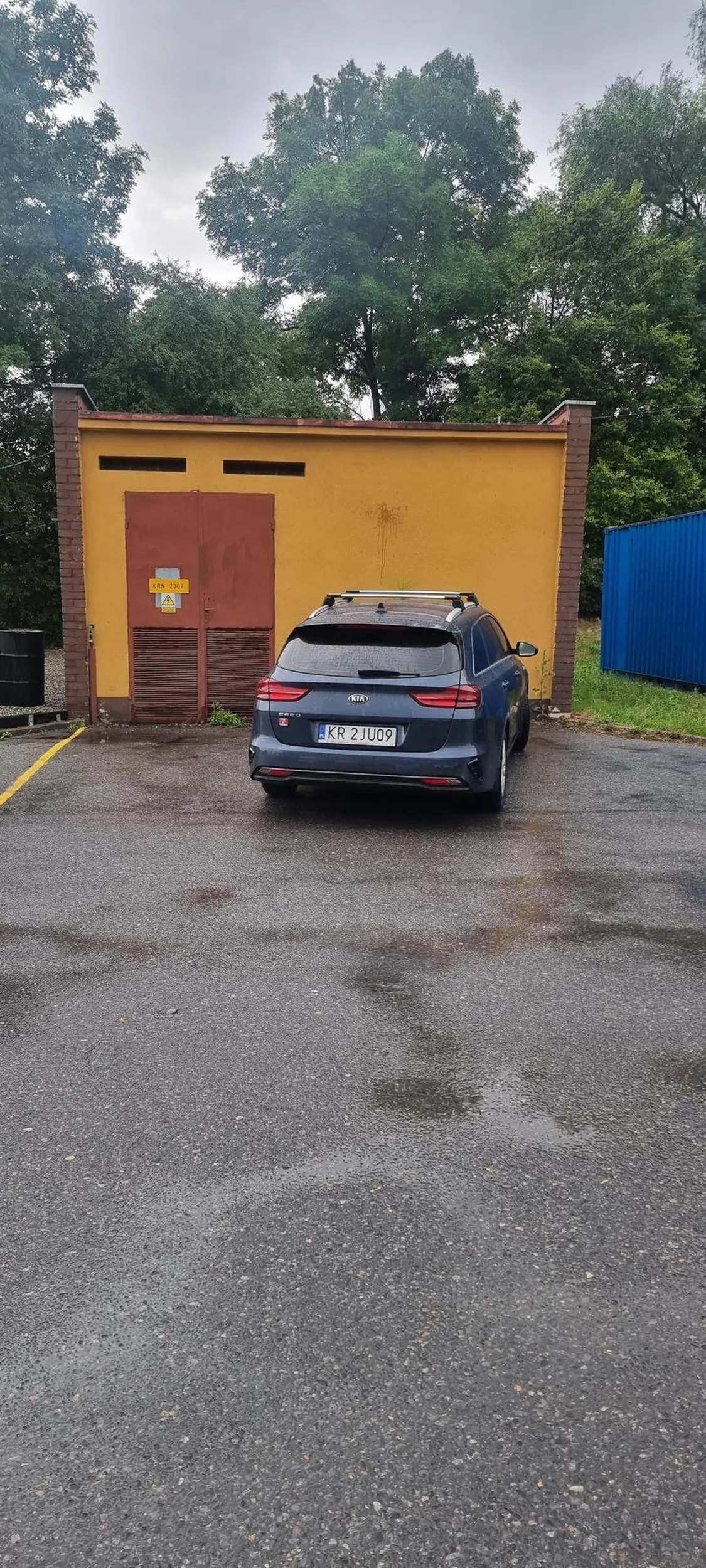 Parking pusty jak i łeb, przyjechał rano, zajął dwa miejsca nie myśląc że ktoś może przyjechać pozniej