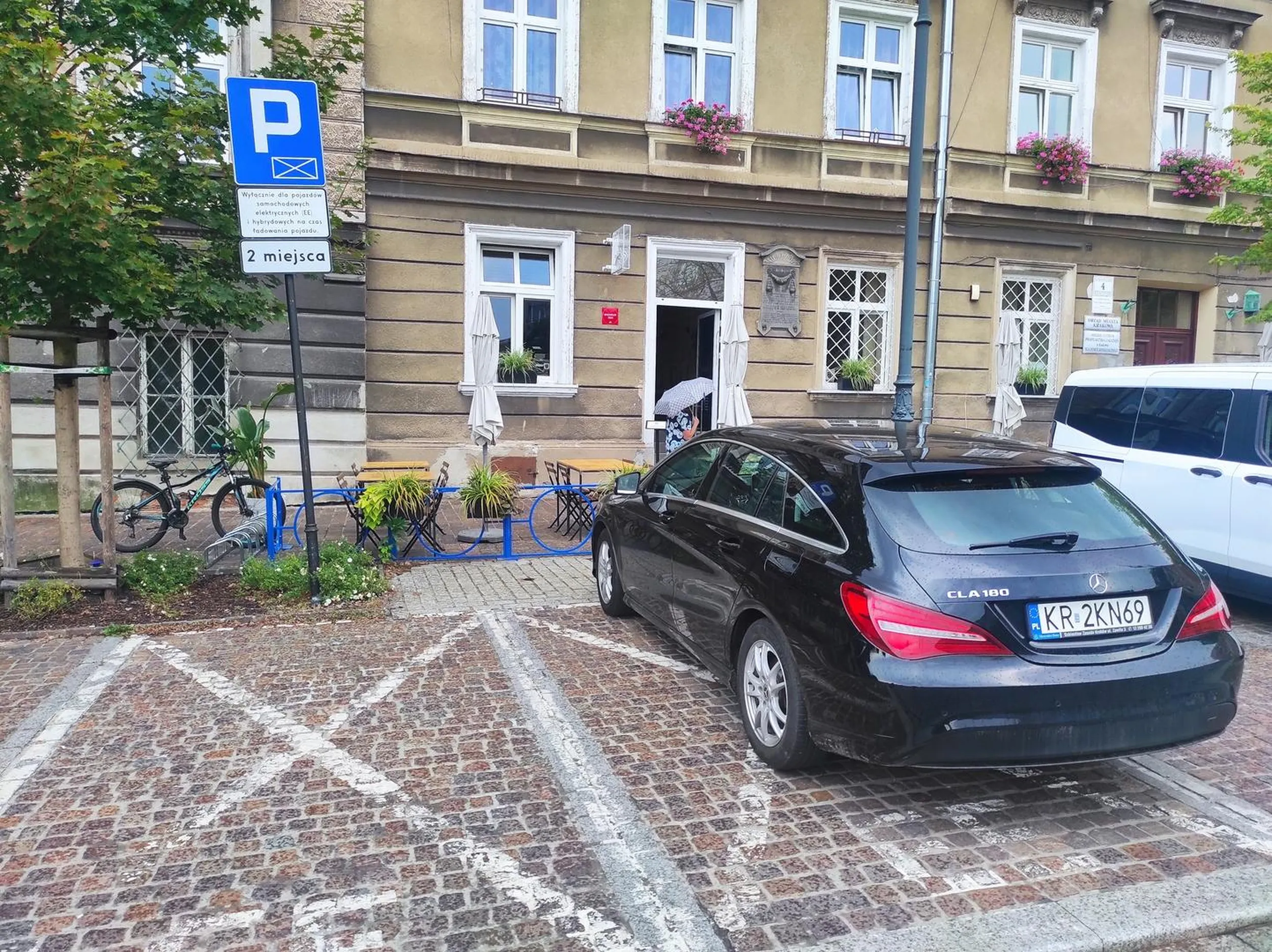 Spalinowy elektryk. Parkowanie na dwóch miejscach.