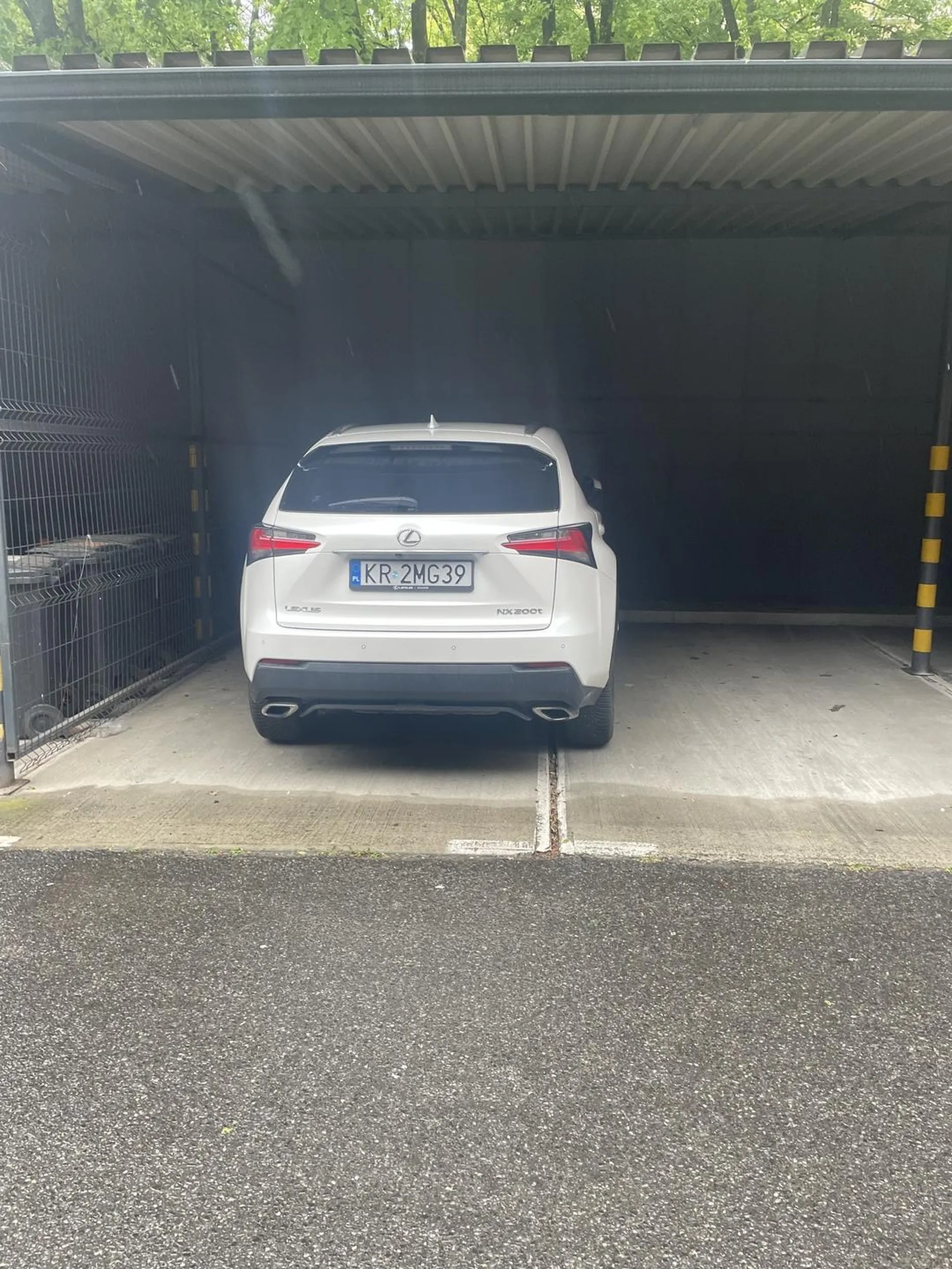 Tylko ja mogę zaparkować tutaj ?na dwóch miejscach , bo mam duży samochód ? Jak cię stać na auto to może zaparkuj jak człowiek