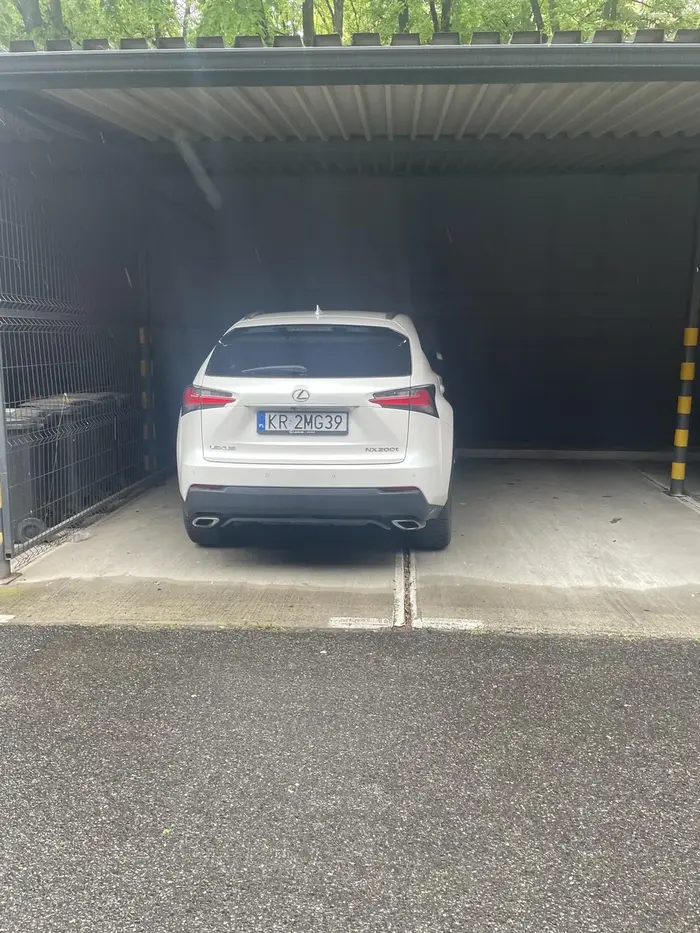 Tylko ja mogę zaparkować tutaj ?na dwóch miejscach , bo mam duży samochód ? Jak cię stać na auto to może zaparkuj jak człowiek