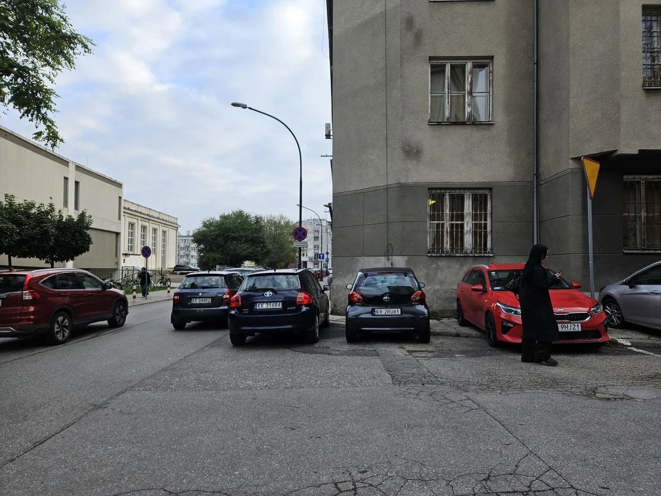 Proszę Państwa. Pozostawiają Państwo pojazdy na skrzyżowaniu, blokując chodnik dla pieszych i widoczność dla osób kierujących pojazdami. Na ulicy Krzemionki i Zamoyskiego są o tej porze miejsca, czasem trzeba po prostu przejść te 200 metrów do Komisariatu.