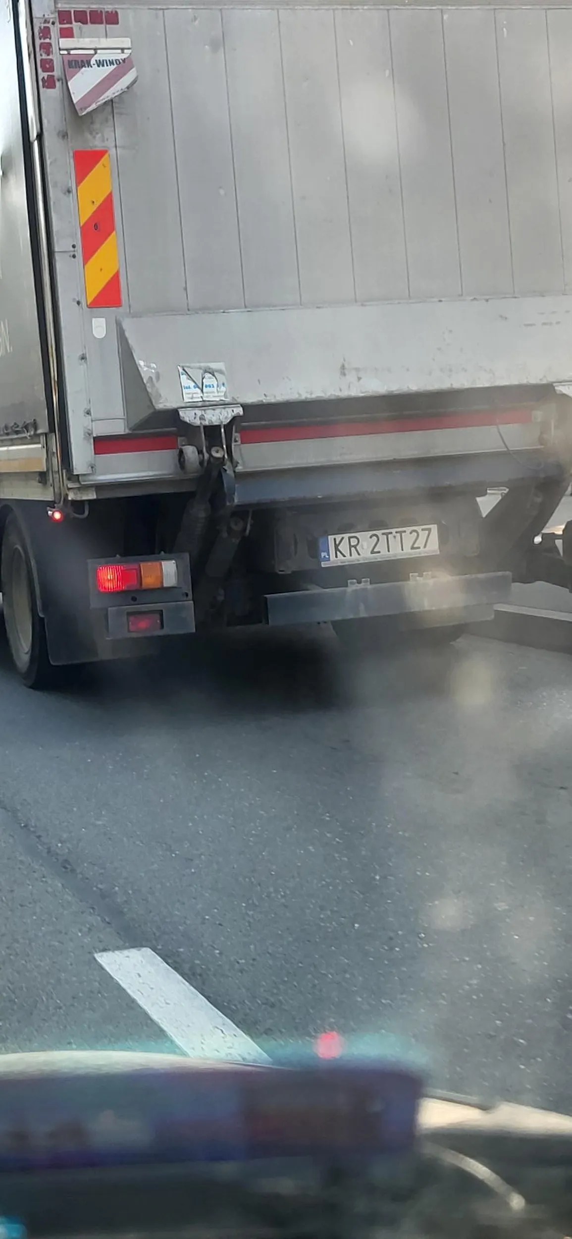 Pirat wjerzdrza przed maskę albo siedzi na ogonie po prostu dureń myśli że to toyota drift