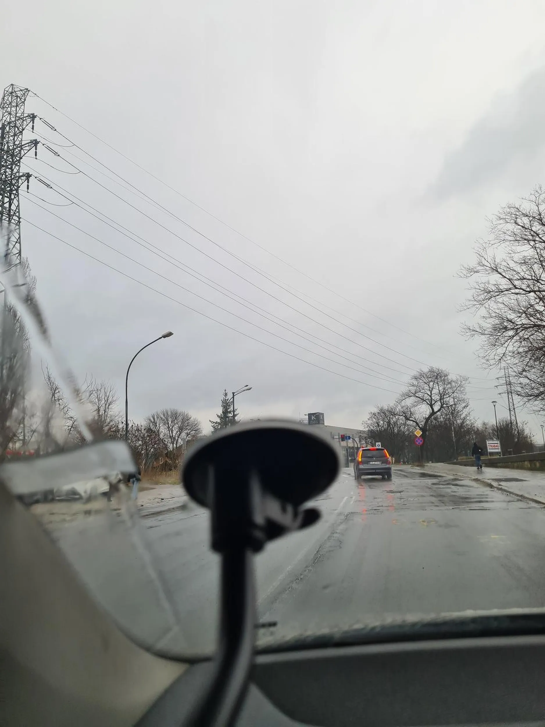 Kierowca zajeżdża drogę i chamsko wymusza pierwszeństwo