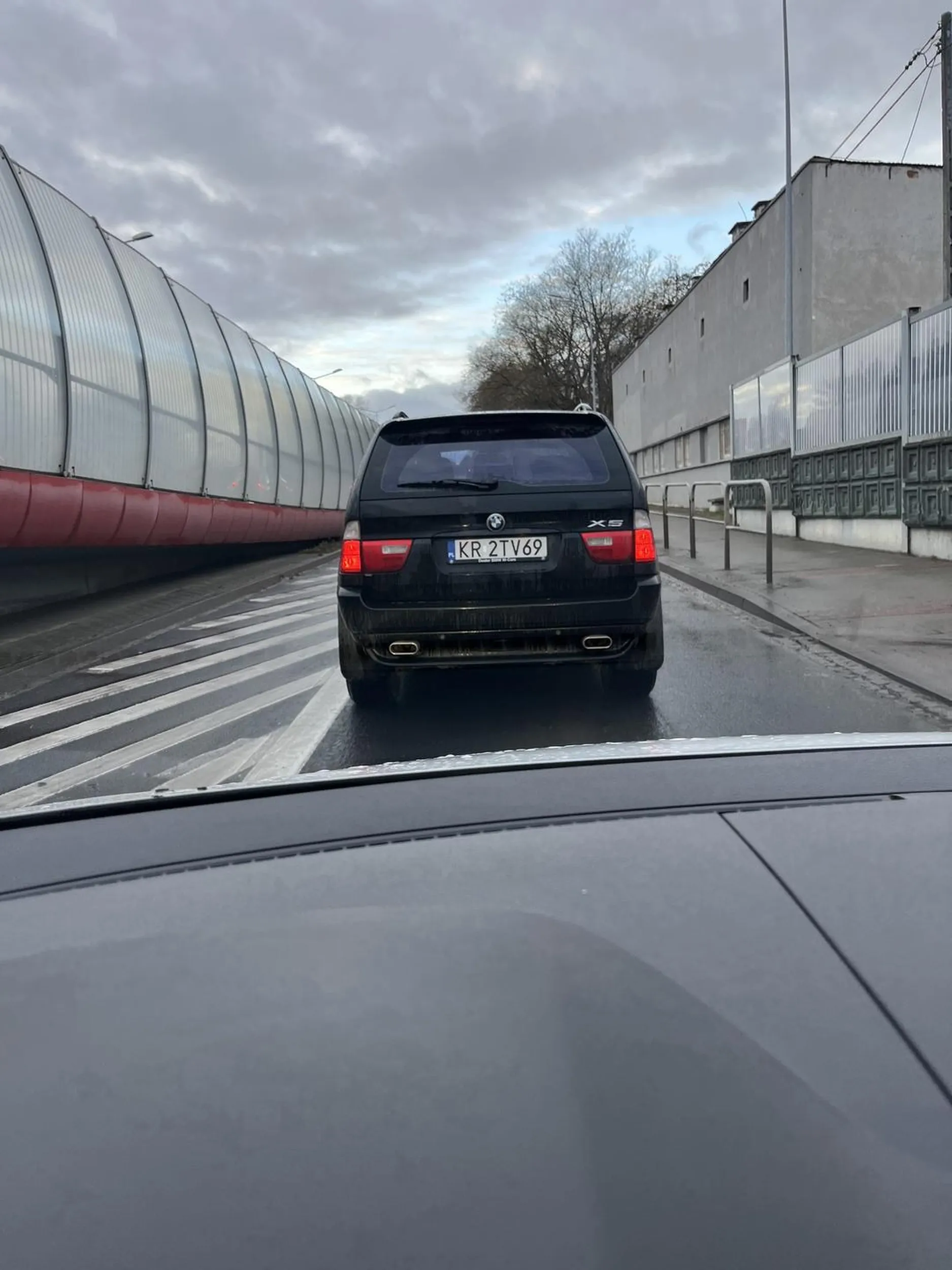 Janusz pod wąsem nie ogarnia jazdy na suwak w miejscu do tego wyznaczonym. Nie pozdrawiam. Mało we mnie nie przywalił żeby tylko mnie nie puścić ?