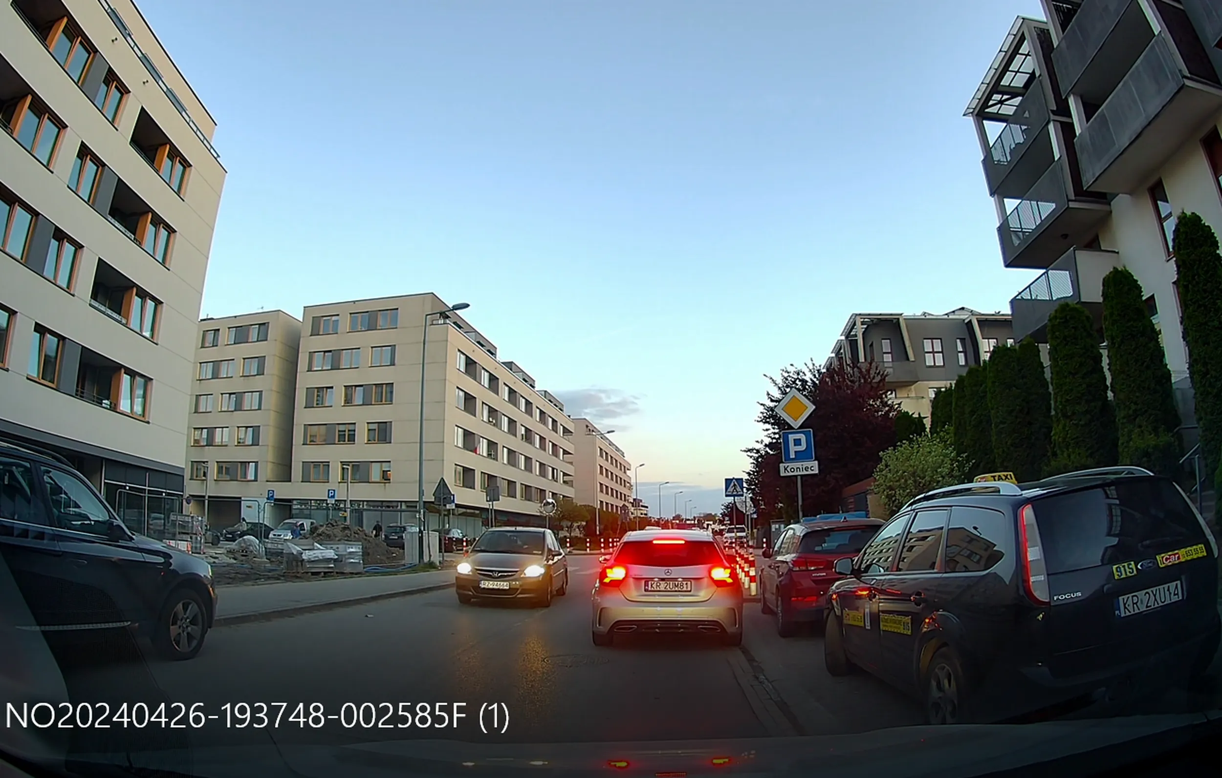 "Park everywhere" zaraz przed pasami i skrzyżowaniem.... Może i pół ulicy stoi ale jaśnie pan nie miał gdzie zaparkować