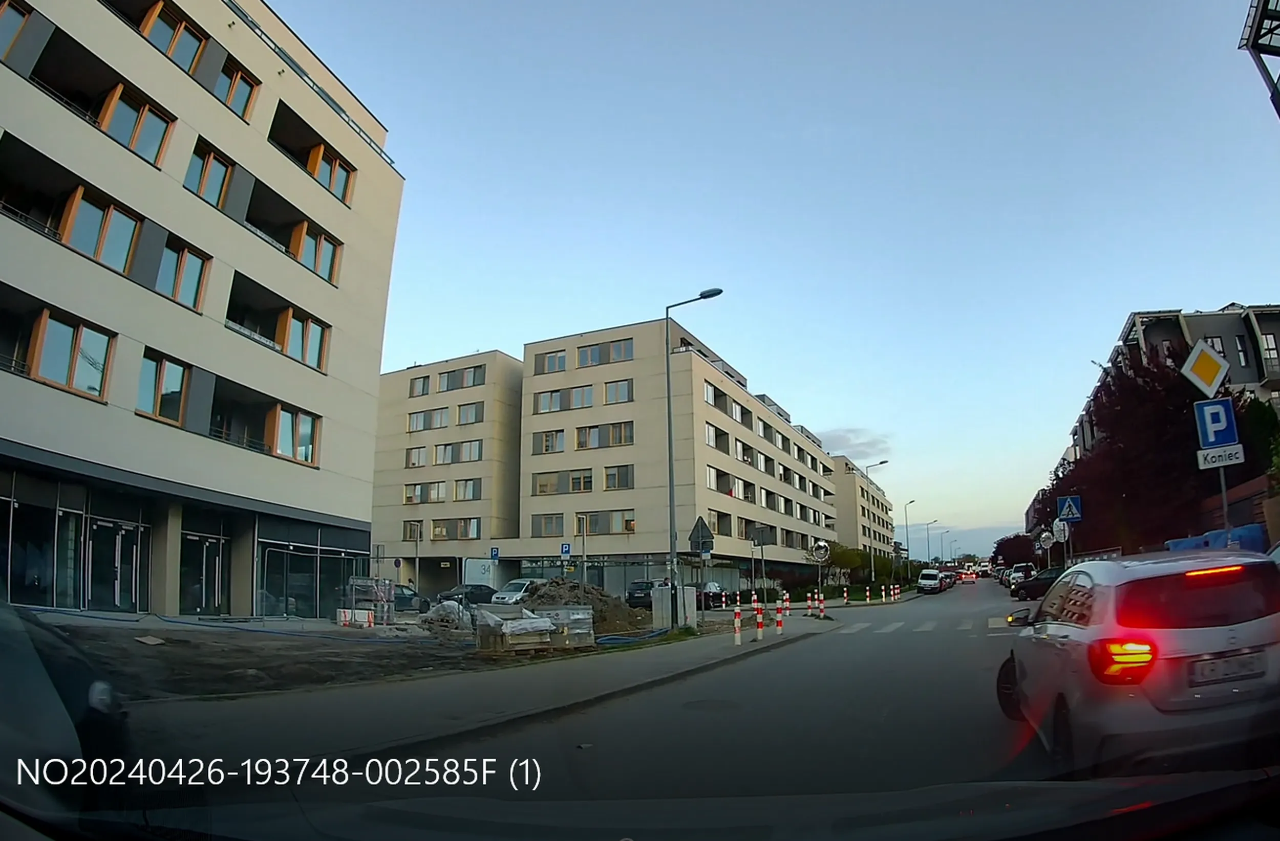 "Park everywhere" zaraz przed pasami i skrzyżowaniem.... Może i pół ulicy stoi ale jaśnie pan nie miał gdzie zaparkować