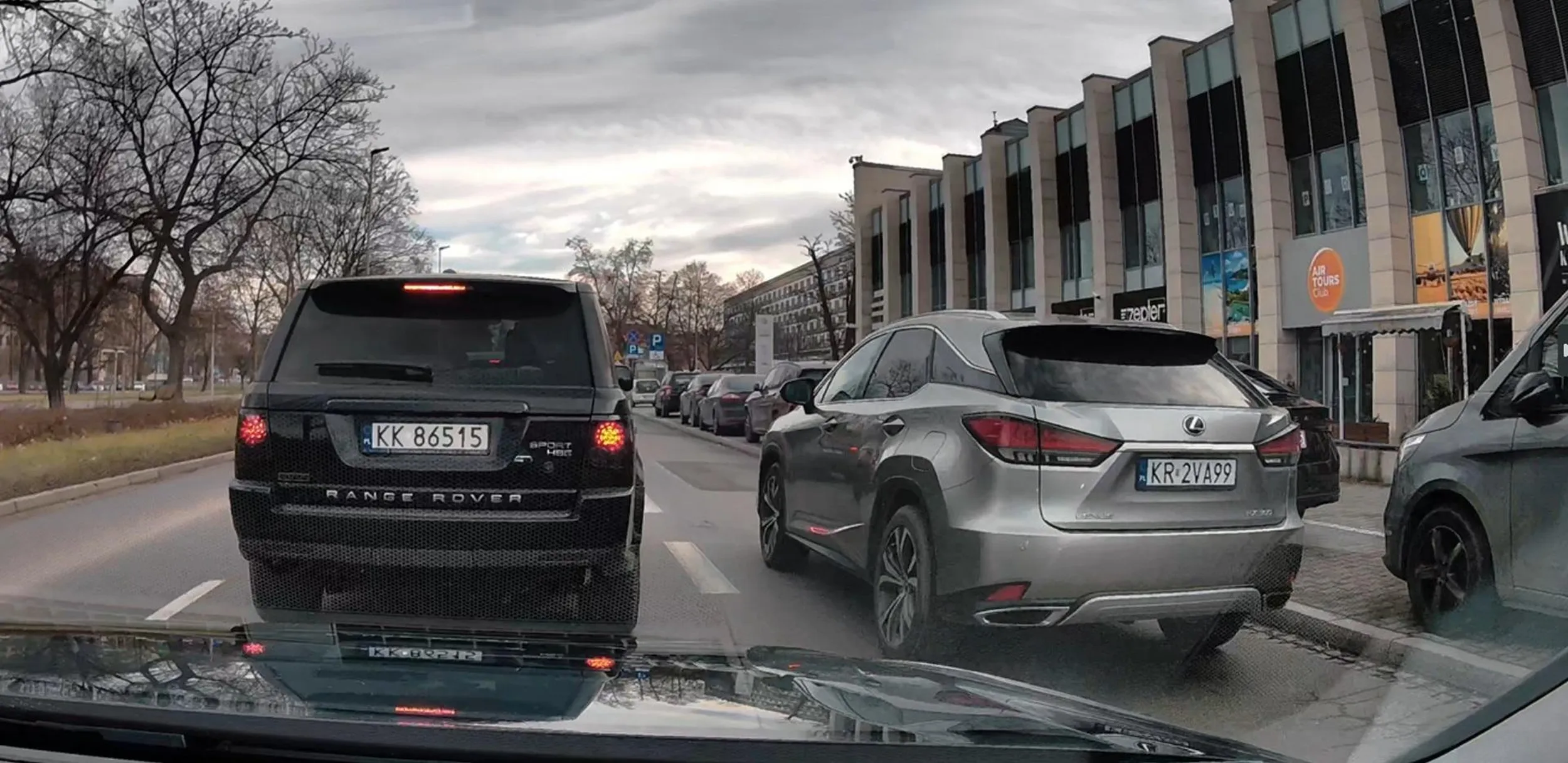 Baran omija sobie błogo korek buspasem.