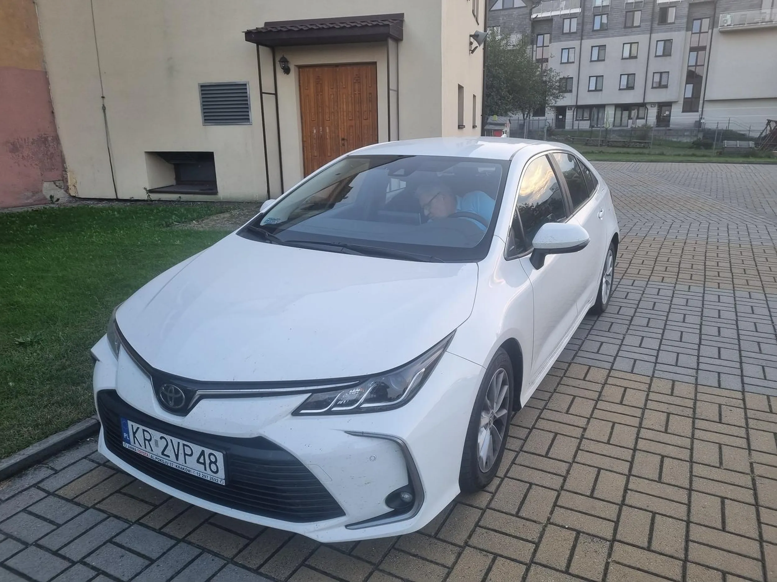 Wjechał w człowieka idącego chodnikiem skręcając pod kościół uprzednio trąbiąc. Zgłaszam na policję