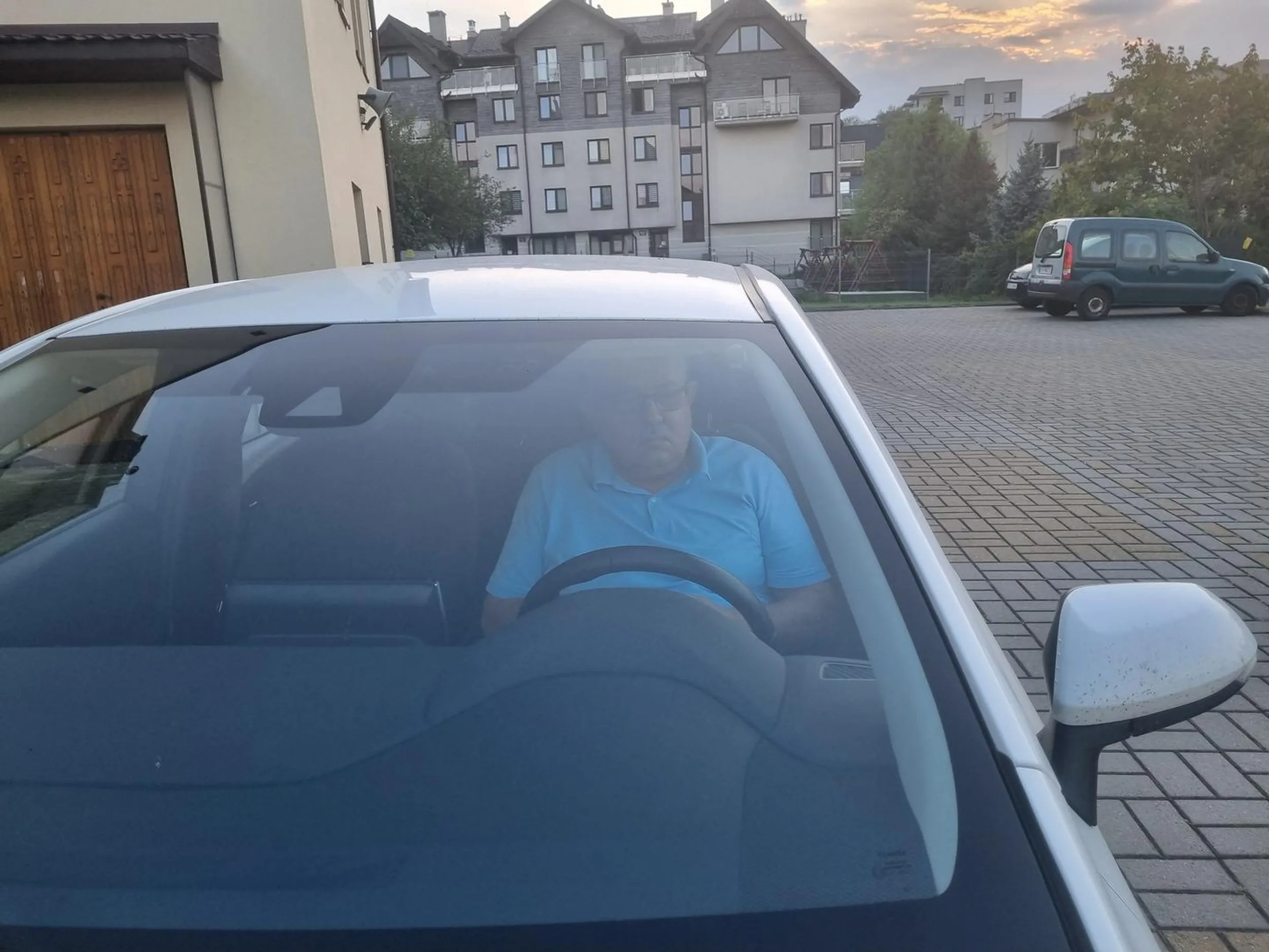 Wjechał w człowieka idącego chodnikiem skręcając pod kościół uprzednio trąbiąc. Zgłaszam na policję