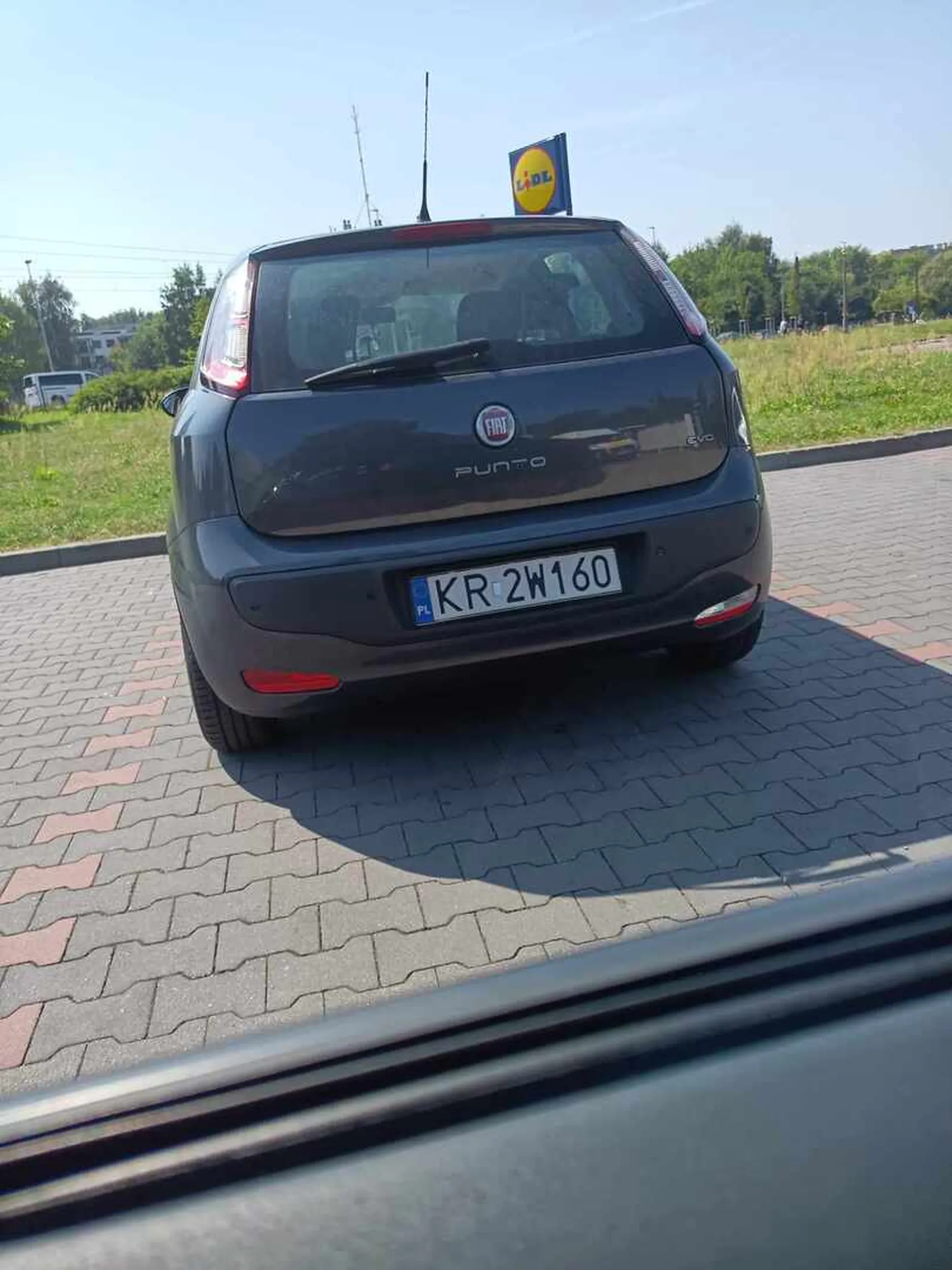 Konfident siedzi i suszy pod Lidlem nielegalnie robi zdjęcia i wstawia mandaty.