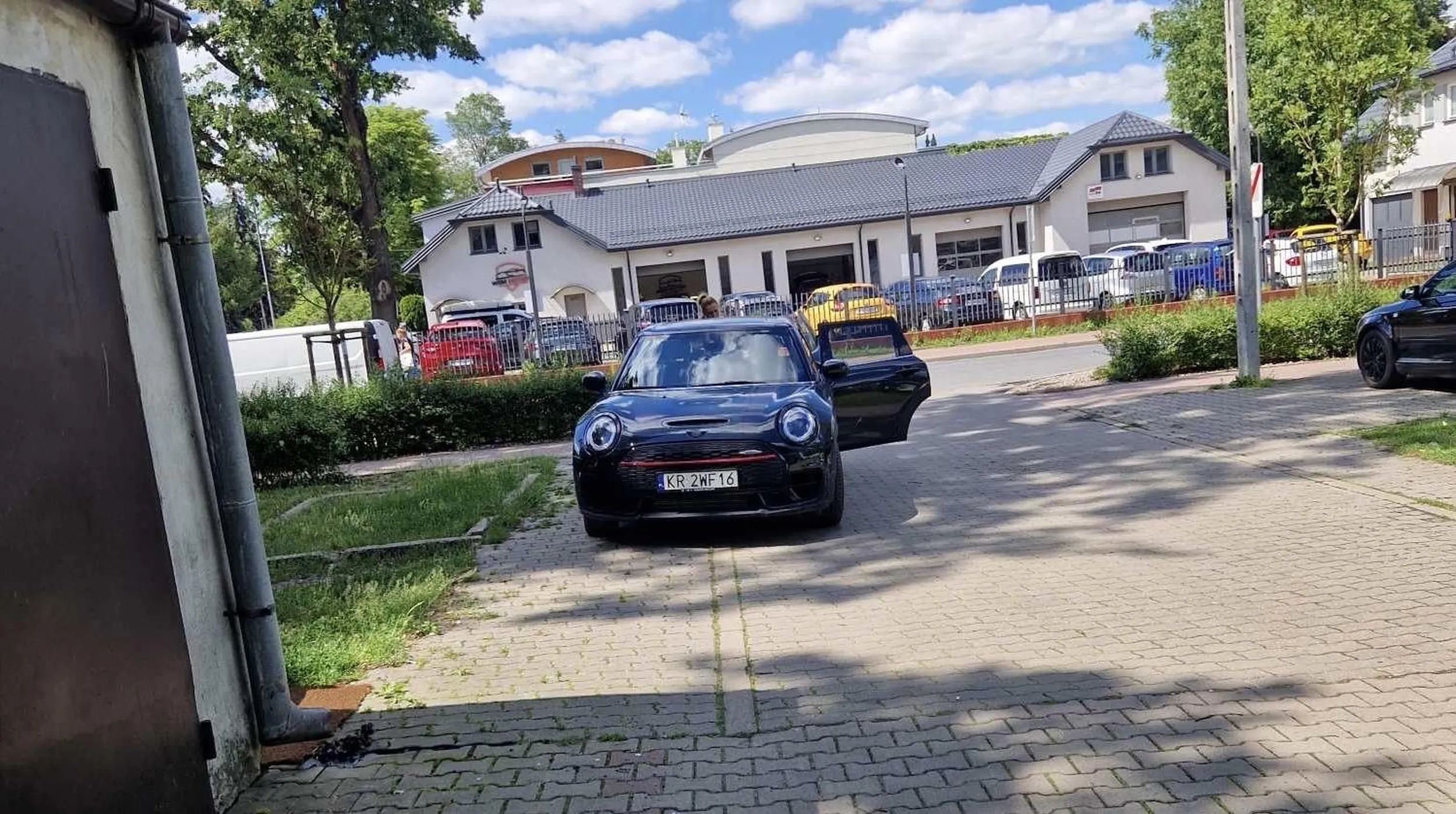 Pani zapomniała że na wjeździe się nie parkuje. Ale zakupy w kwiaciarni widać były ważniejsze