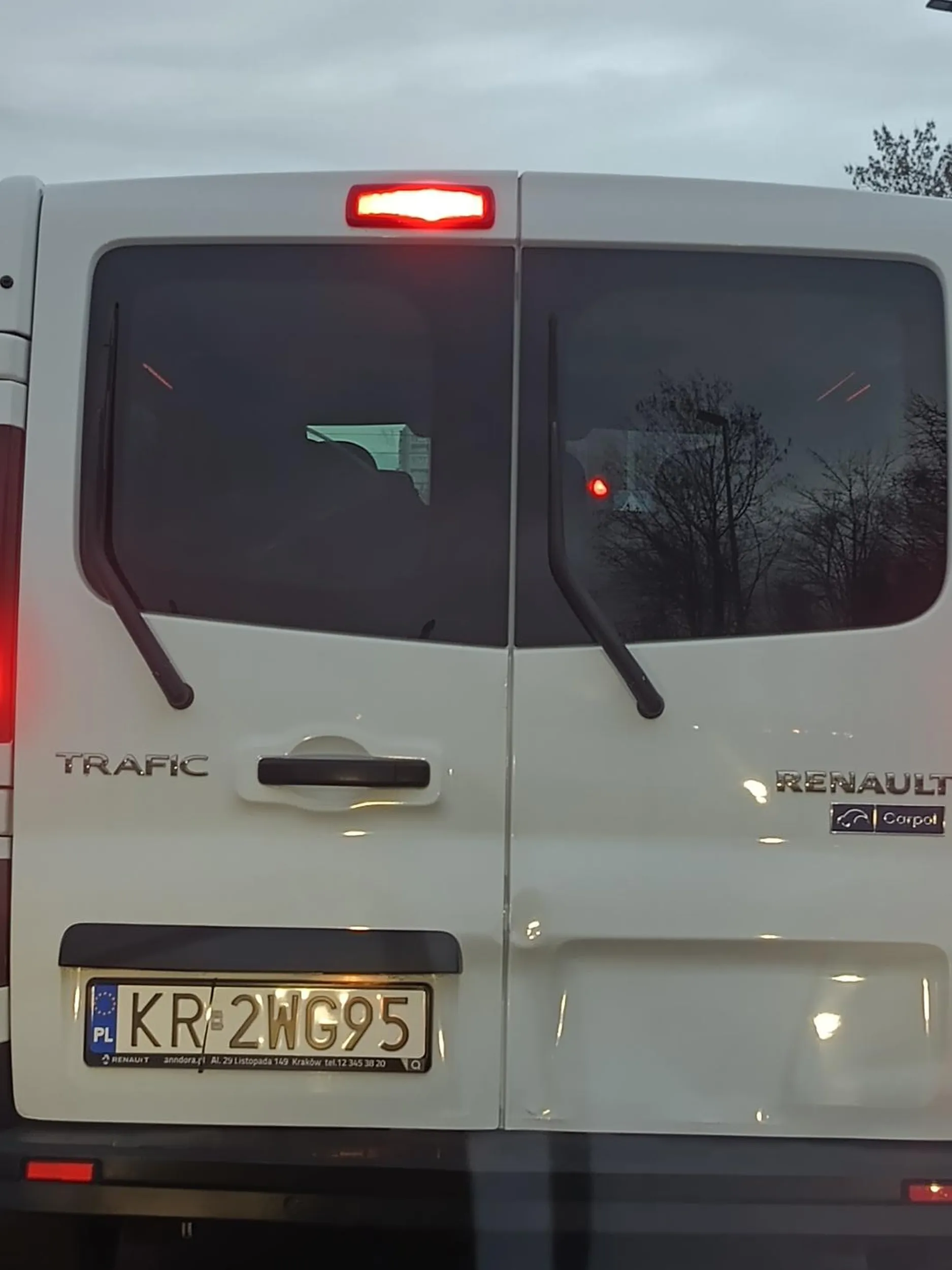 Krakowski klasyczny przykład ziemniaka. Nie stanie jak wszyscy w korku tylko wpieprzy się na rondzie szybko na lewy pas po ciągłej linii i wymusi ostre hamowanie. Film z kamery leci na policję. Może się nauczy osioł jeździć.