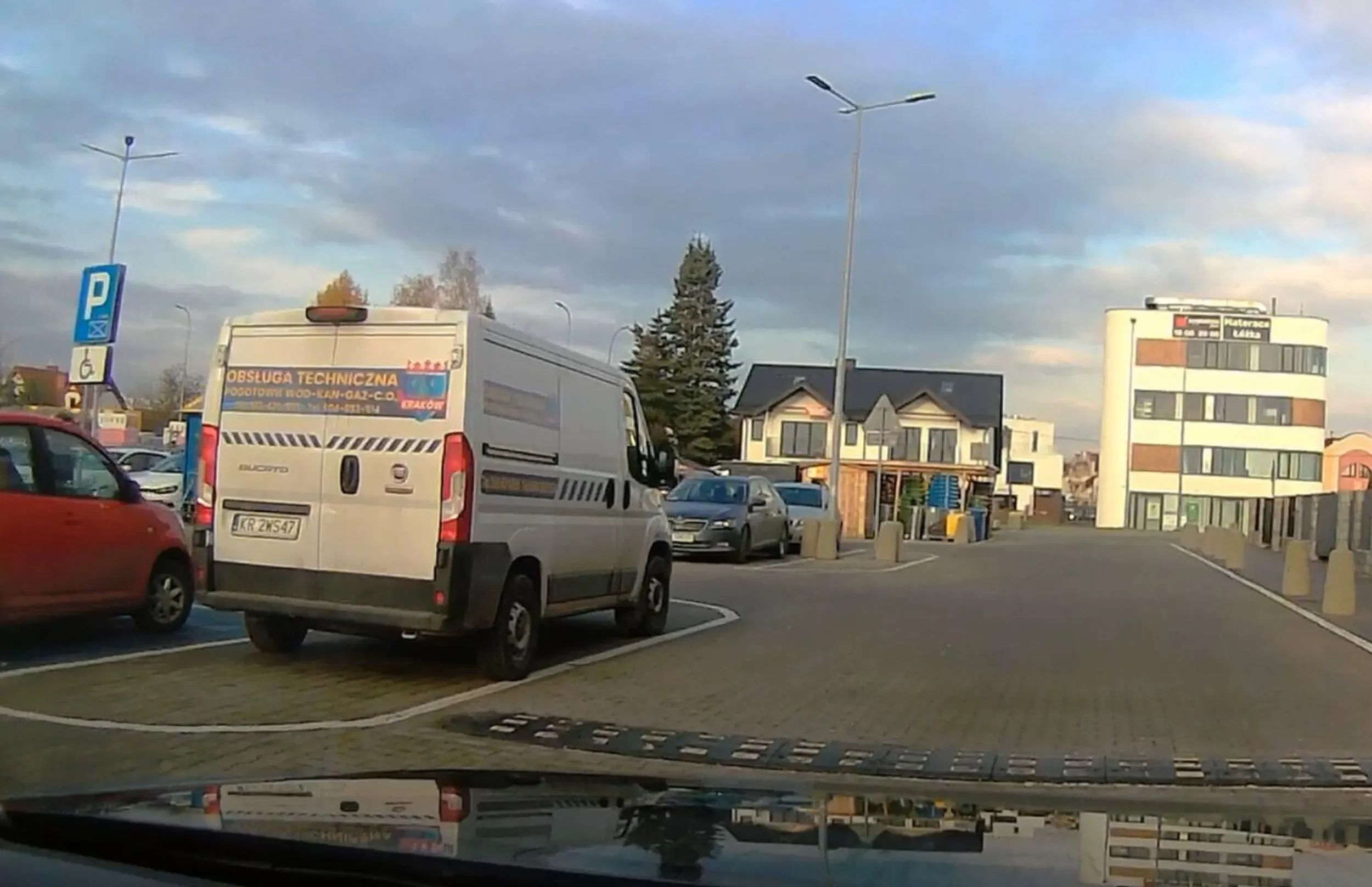 gamoniowi nie chce się przejść 100 metrów do wejścia, więc parkuje na obszarze wyłączonym z ruchu