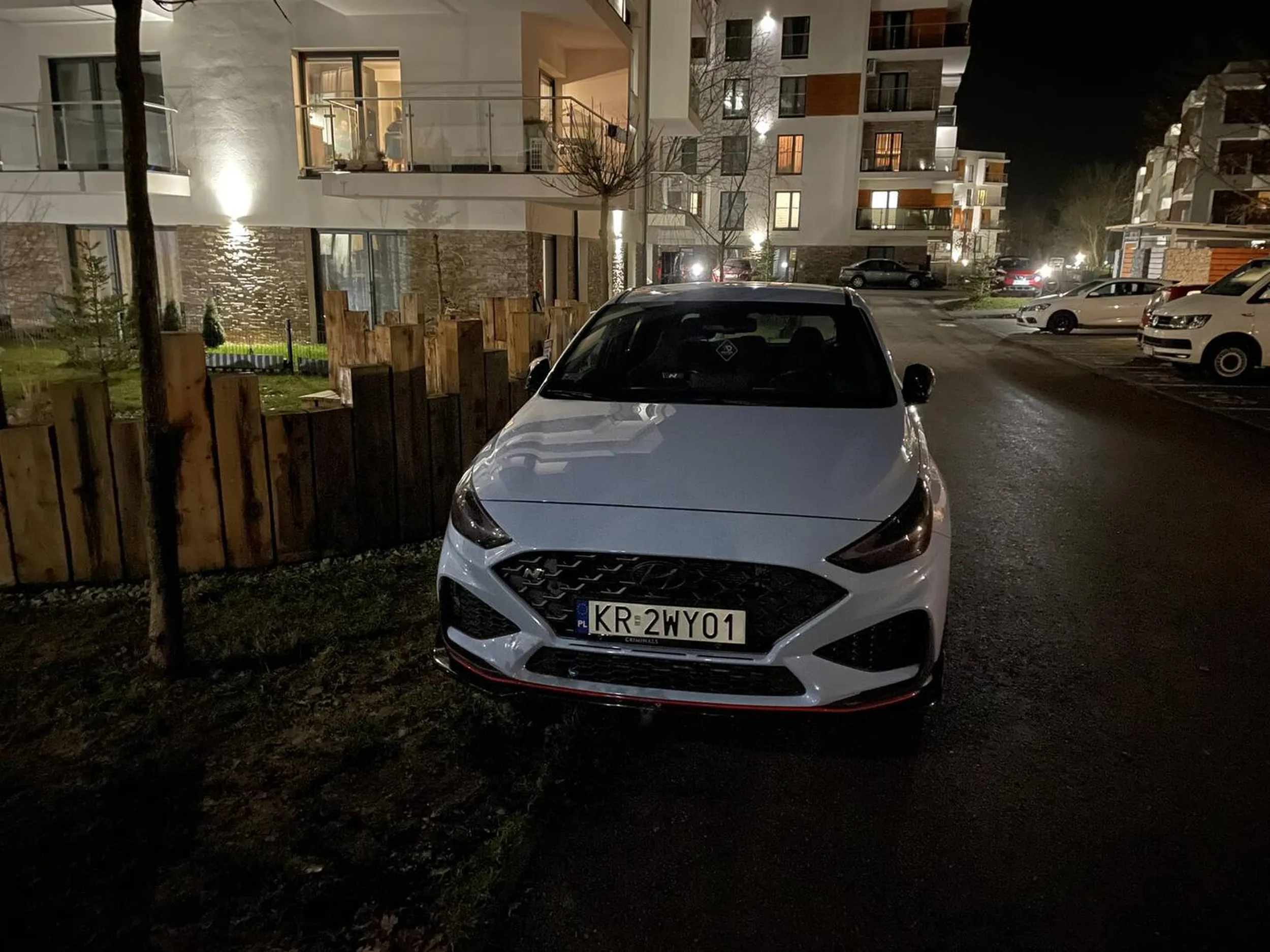 Ten gość parkuje swój samochód na trawniku codziennie