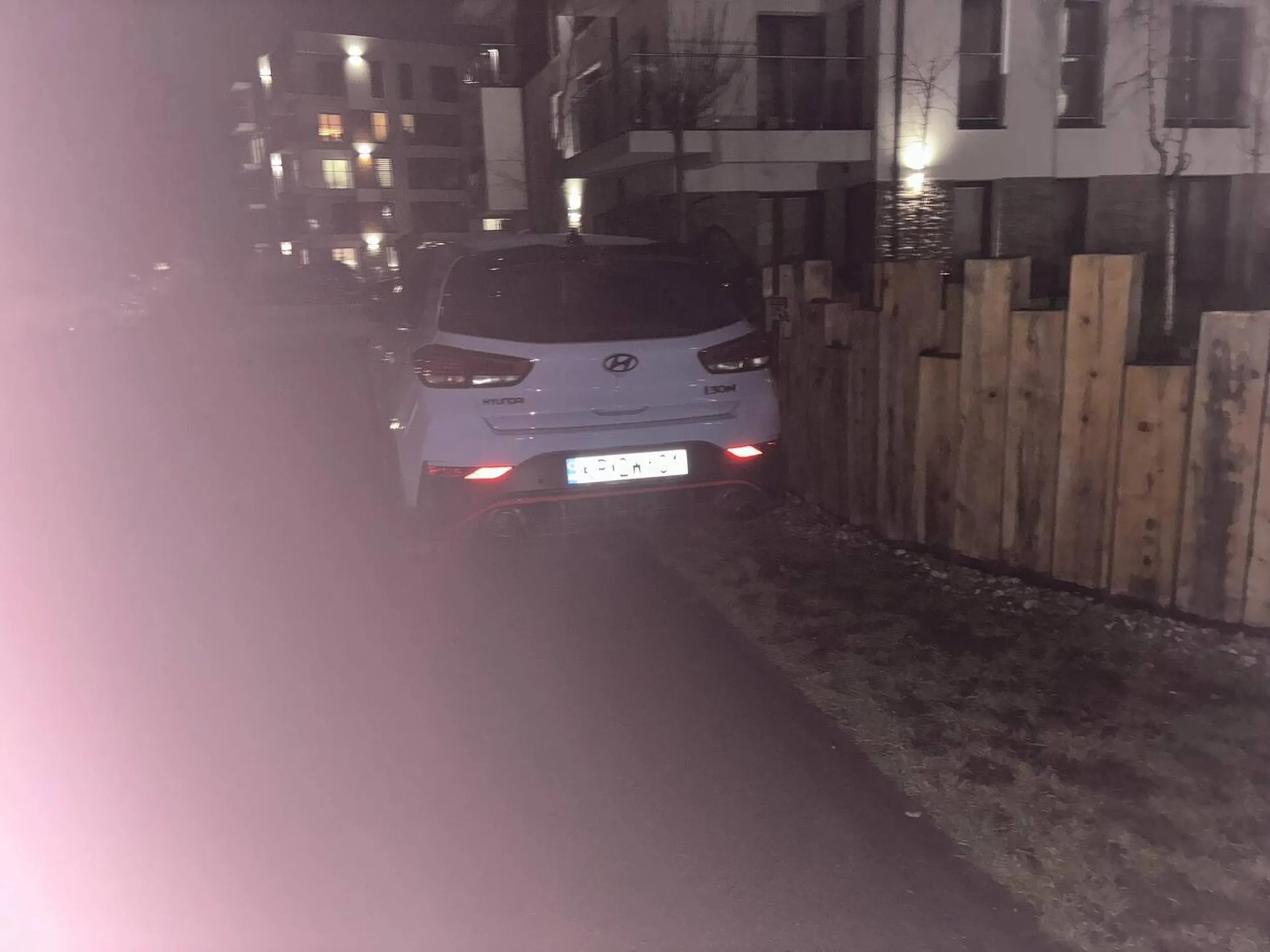 Ten gość parkuje swój samochód na trawniku codziennie