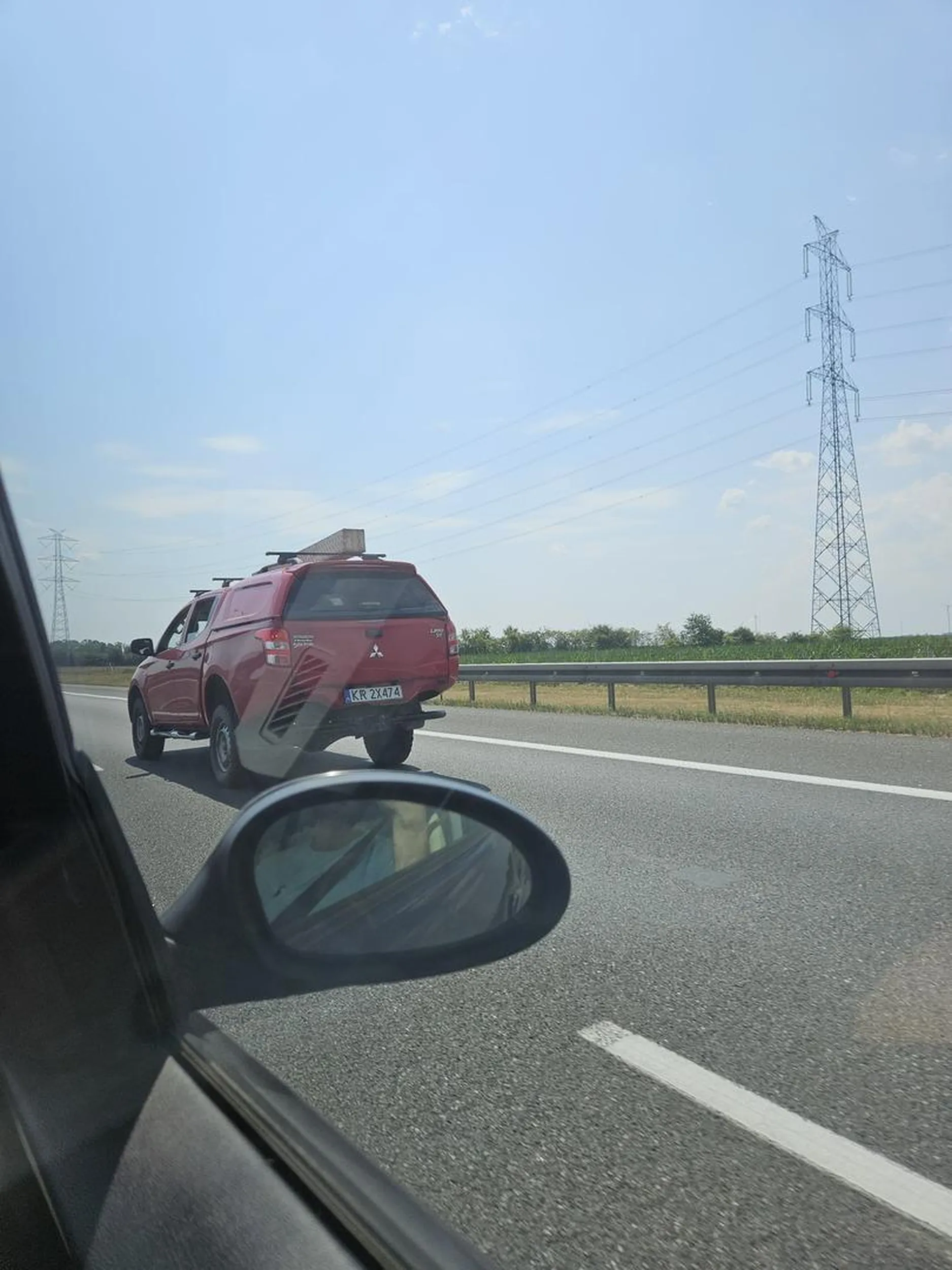 Nagle i bez kierunkowskazu włącza się do ruchu na A4 z prędkością jakichś 40kmh mając do dyspozycji jeszcze jakieś 90% długości pasa rozbiegowego. 3 inne auta w tym moje musiały awaryjnie hamować bo 2 kolesi sobie słucha muzyczki i nie ma pojęcia co się dookoła dzieje ani do czego służy pas rozbiegowy. Ja też pozdrawiam środkowym palcem.