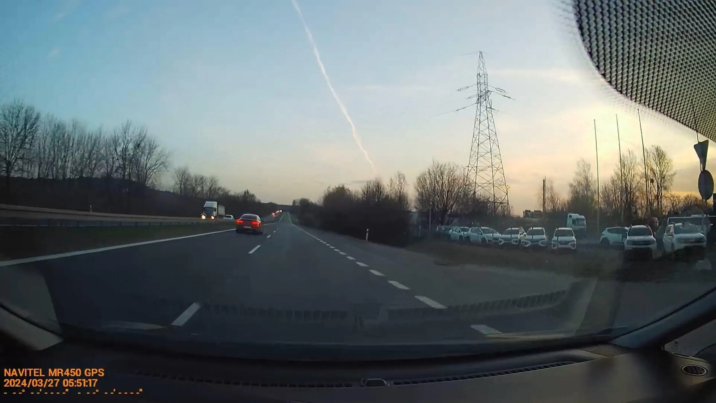 Na co ci czujniki martwego pola ty pusta pało?! 5km jedzie ambasada lewym pasem na pustej drodze i w kluczowym momencie próba zepchnięcia z drogi - bo tak to trzeba nazwać! Bandyta drogowy.