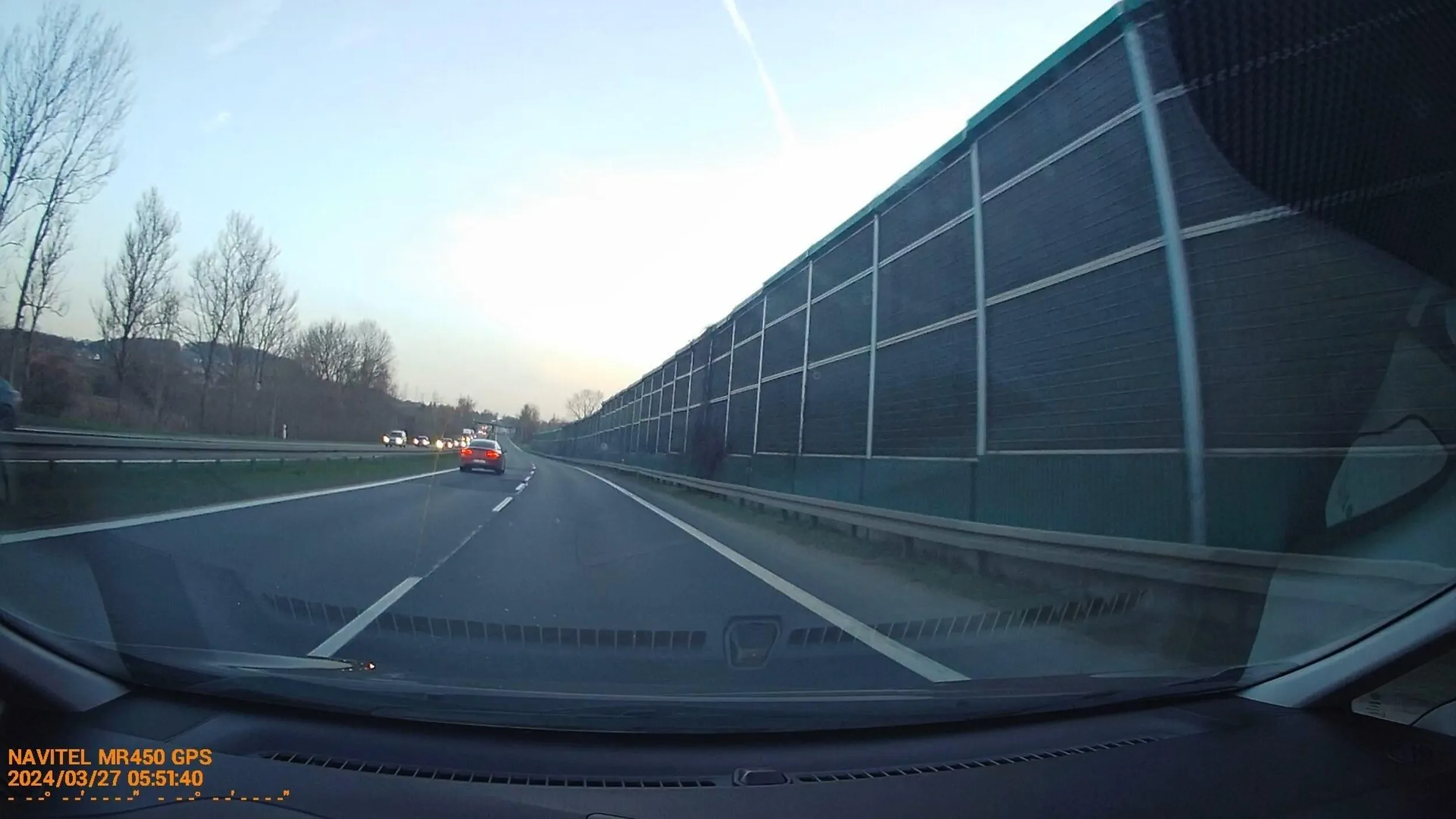 Na co ci czujniki martwego pola ty pusta pało?! 5km jedzie ambasada lewym pasem na pustej drodze i w kluczowym momencie próba zepchnięcia z drogi - bo tak to trzeba nazwać! Bandyta drogowy.