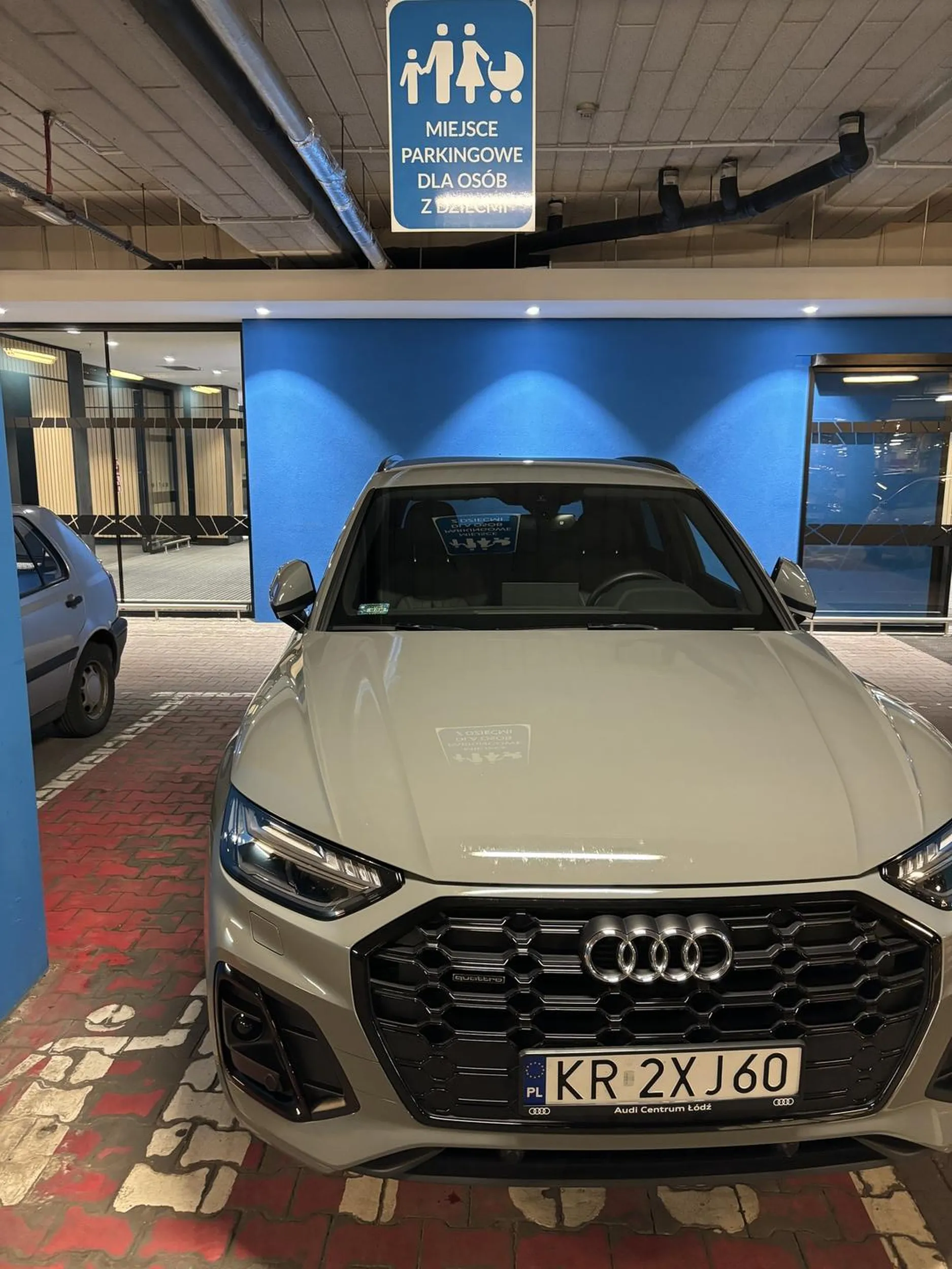 Pan bez dzieci zajmuje miejsce dla dzieci, po zwróceni uwagi odpowiada z dużą buta i buractwem