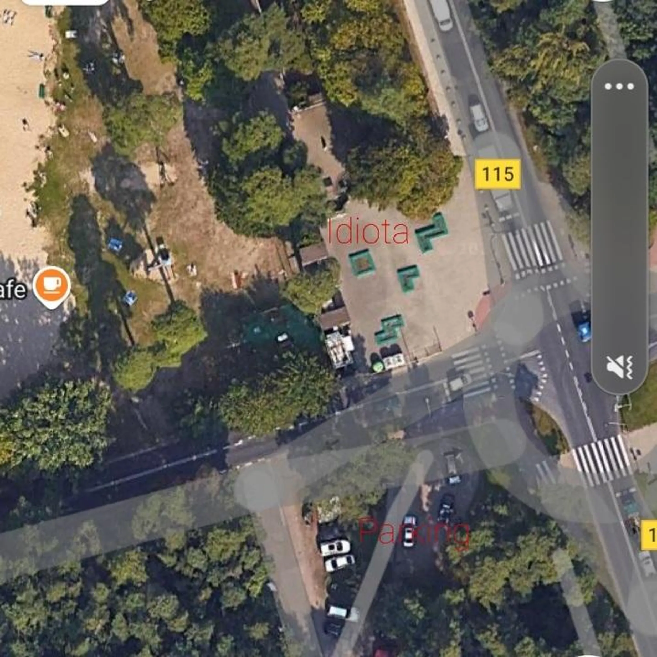 Nowobogacka patologia. Po drugiej stronie ulicy jest darmowy parking.