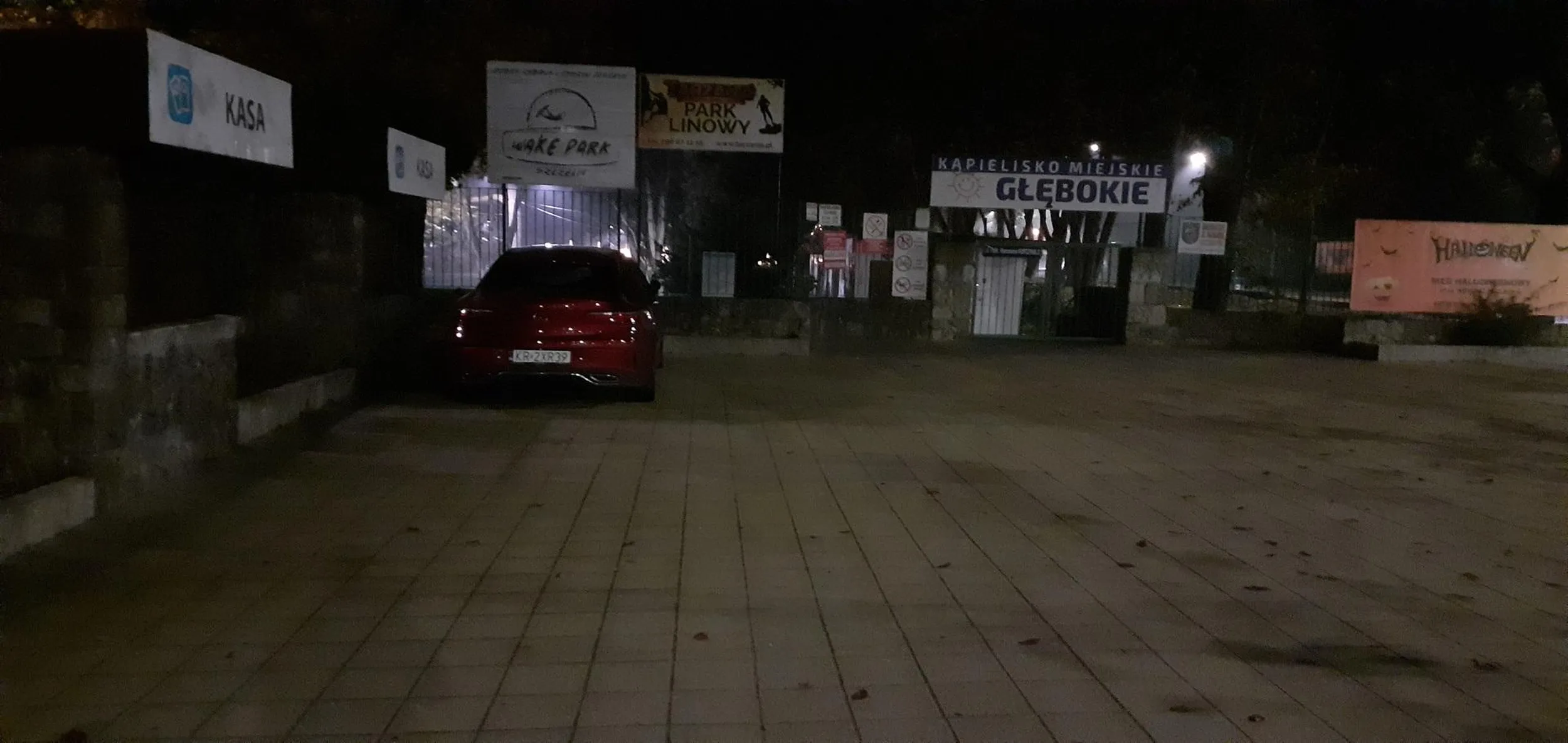 Nowobogacka patologia. Po drugiej stronie ulicy jest darmowy parking.