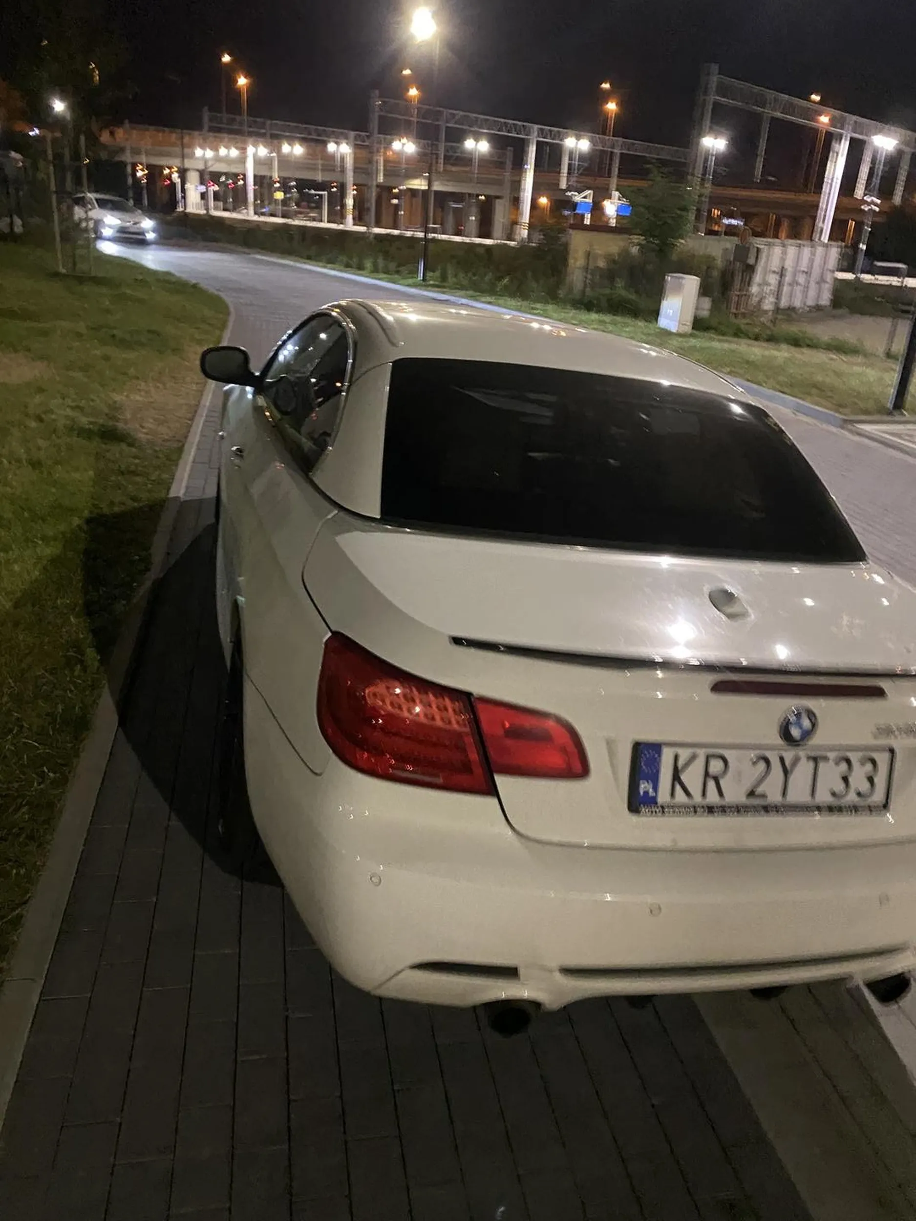 Parkuje na drodze przeciwpożarowej, zajmuje cały chodnik, nie ma jak przejść