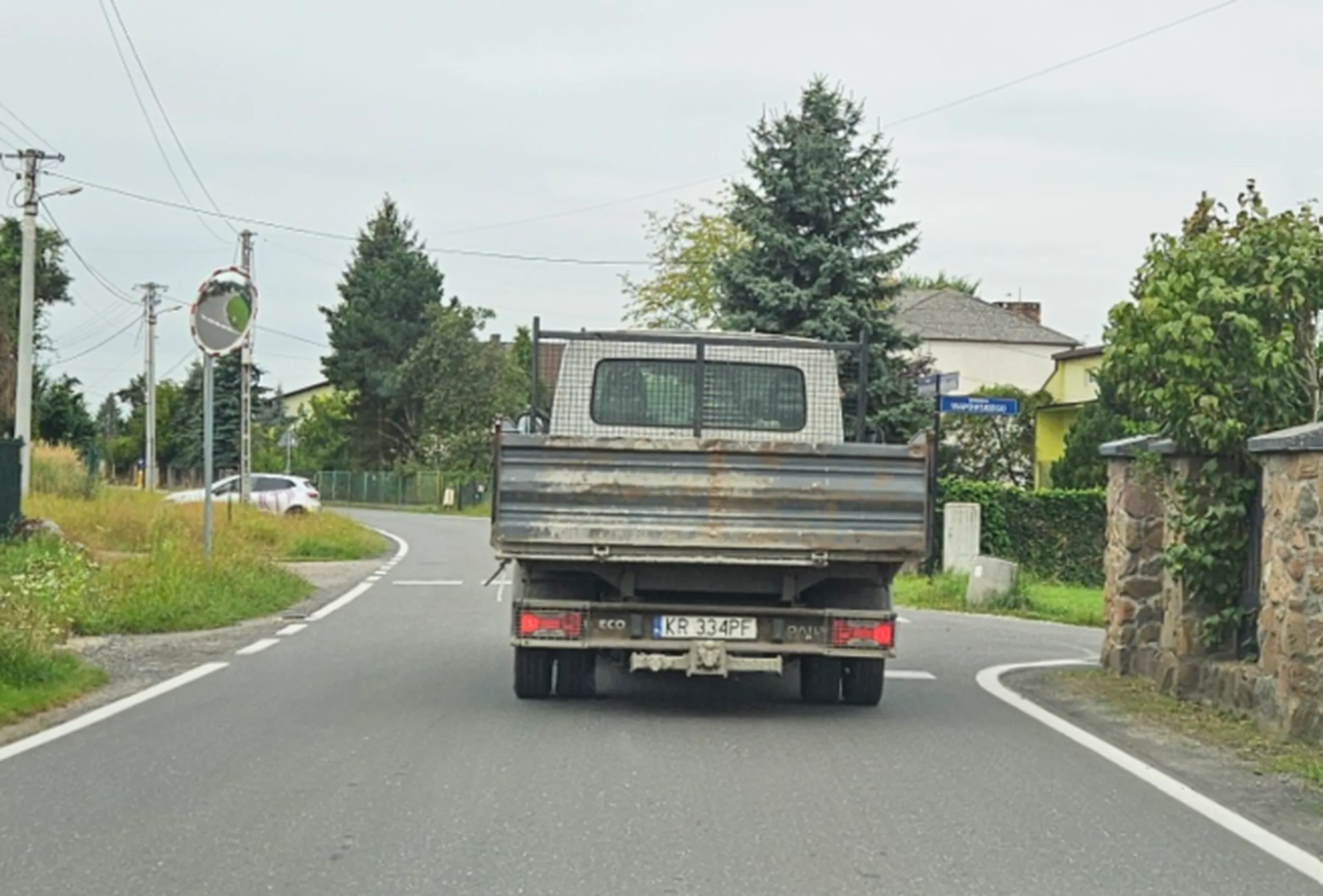 Jechał przez obrzeża Skawiny z paką załadowaną gruzem i ziemią, po czym na każdym progu zwalniającym wylatywała mu część ładunku. W efekcie ul. Wrony i ul.Warchałowskiego zostały zasypane niebezpiecznie dużymi fragmentami kostki brukowej. Pomimo trąbienia i mrugania, pan kierowca pruł dalej przed siebie zamiast po sobie posprzątać.