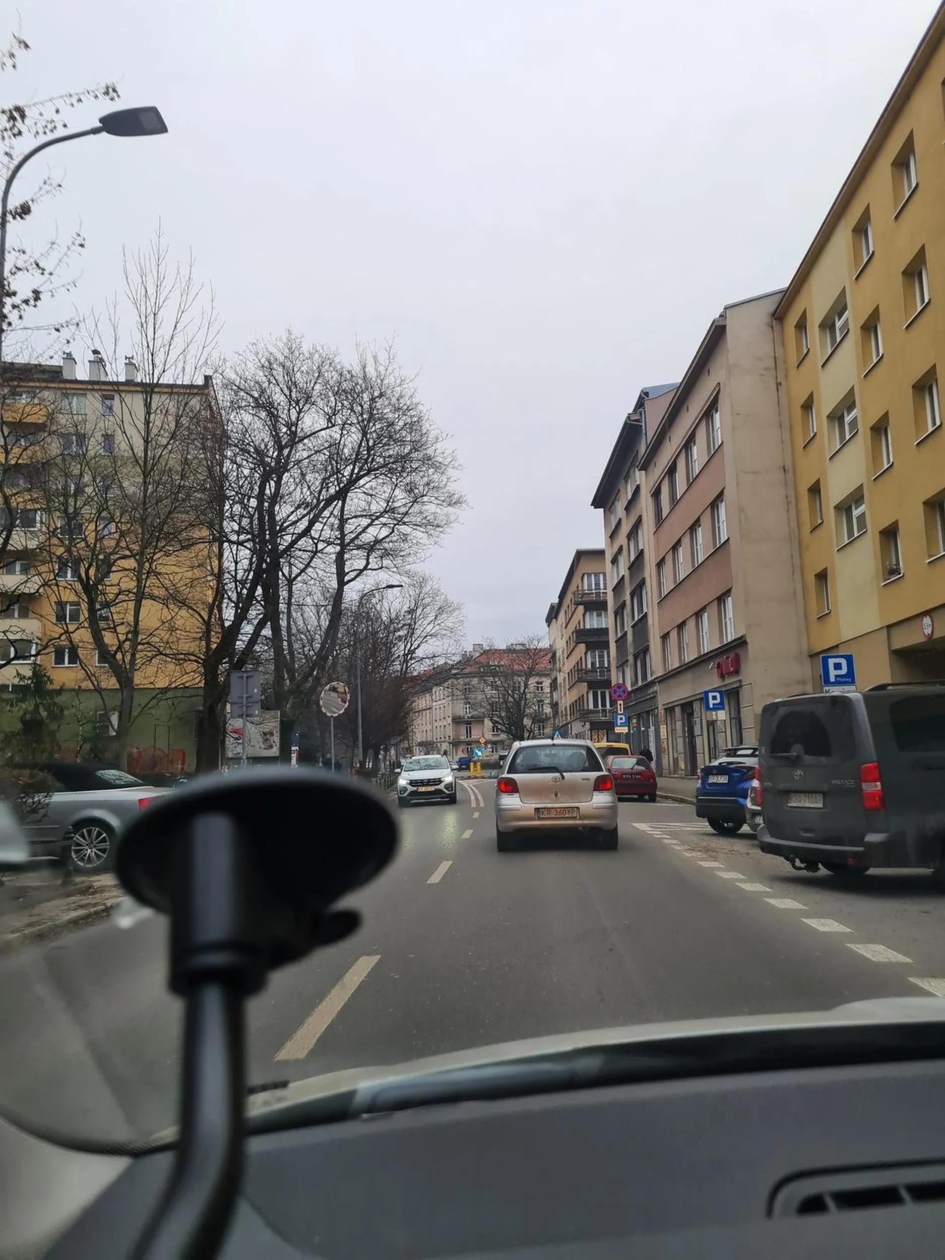 Kierowca zajeżdża drogę i chamsko wymusza pierwszeństwo!!!