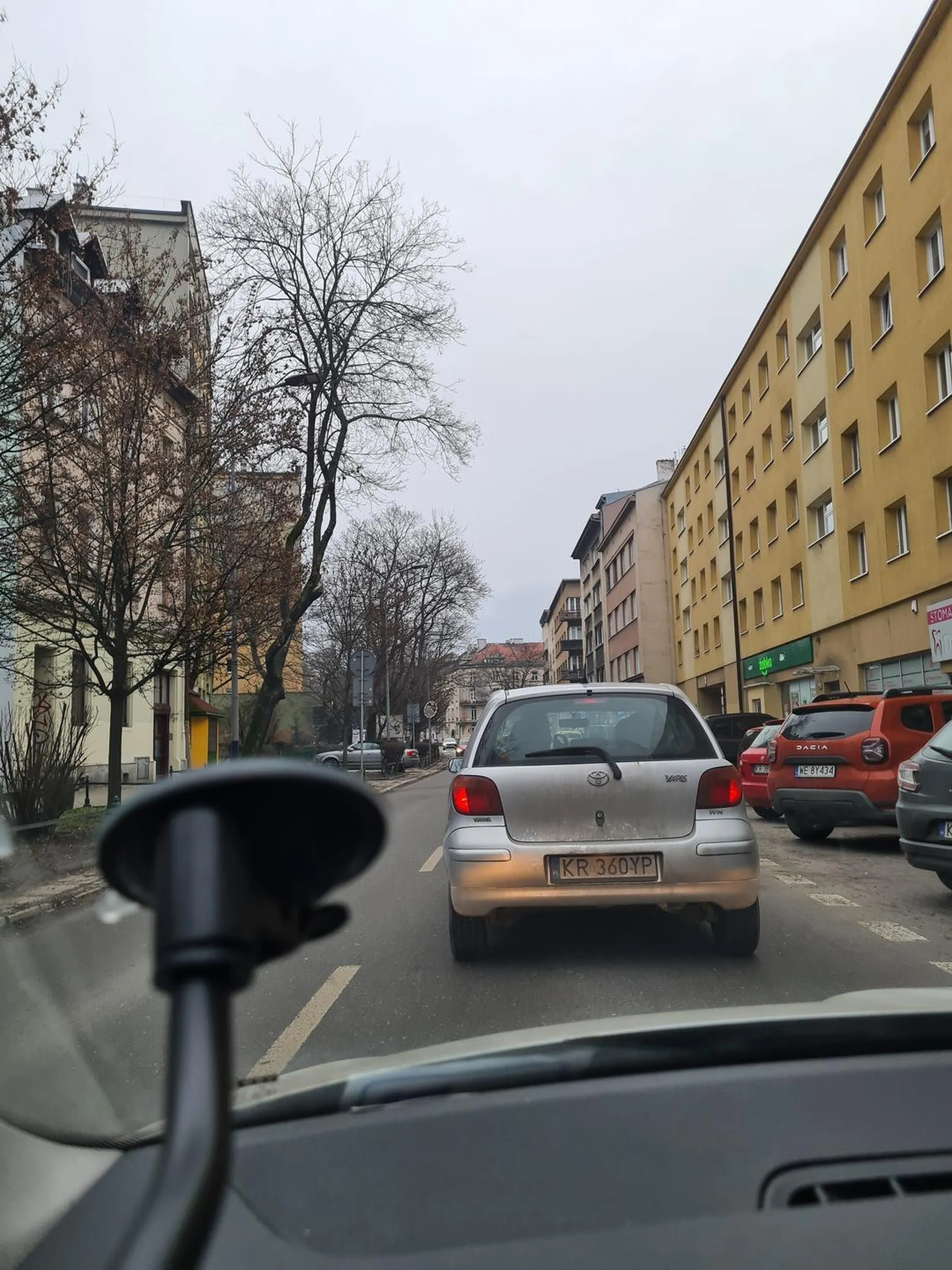 Kierowca zajeżdża drogę i chamsko wymusza pierwszeństwo!!!