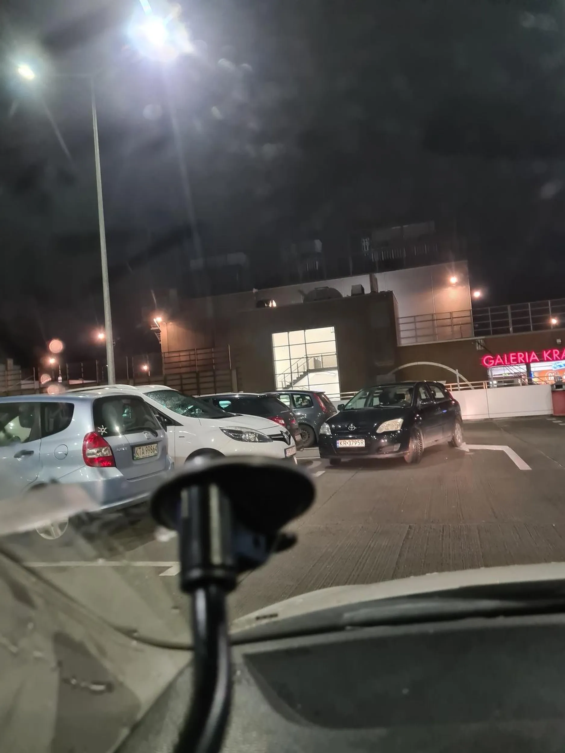 Kierowca pani jedzie pod prąd i jeszcze z tego zadowolona jest!