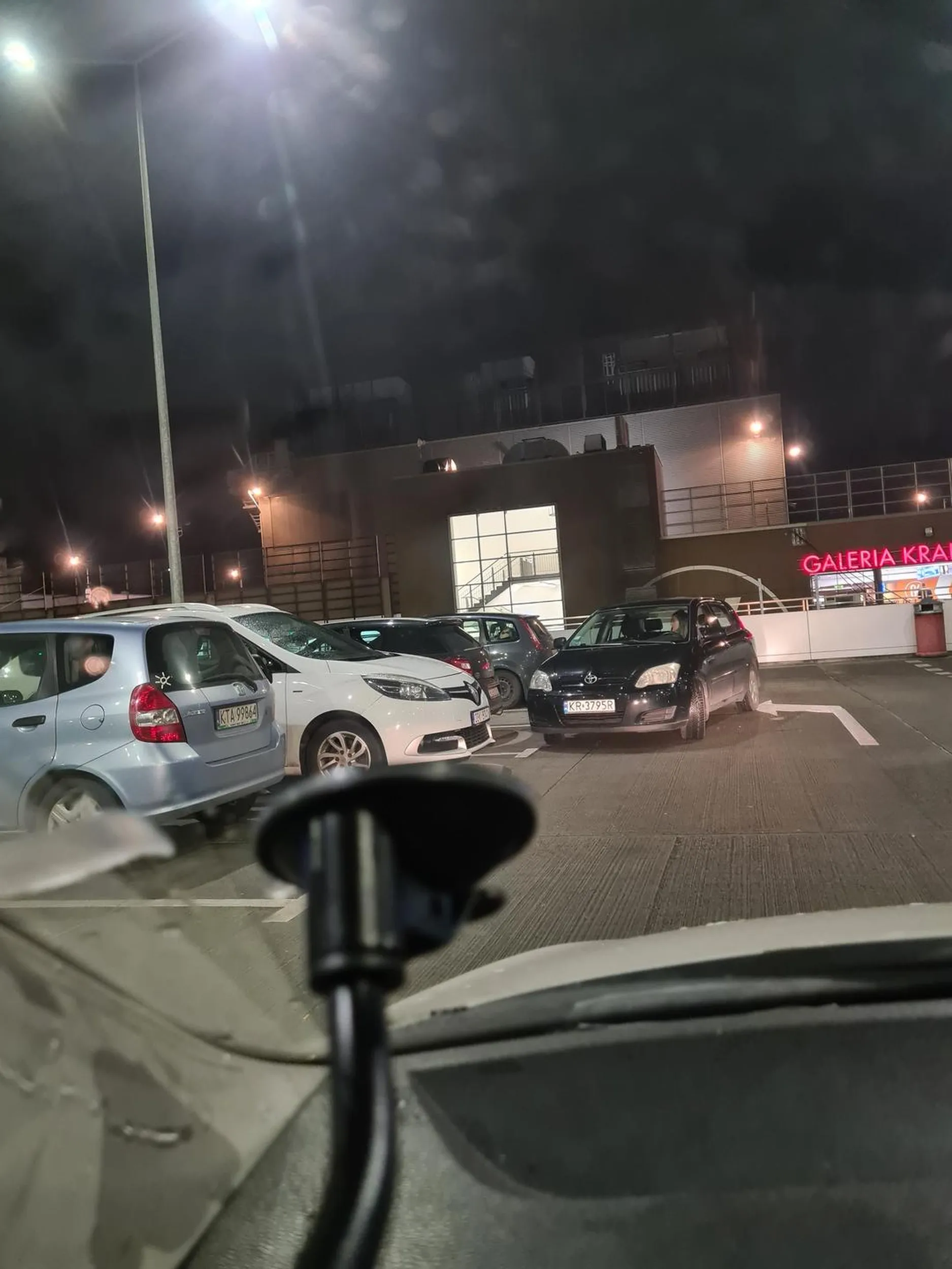 Kierowca pani jedzie pod prąd i jeszcze z tego zadowolona jest!