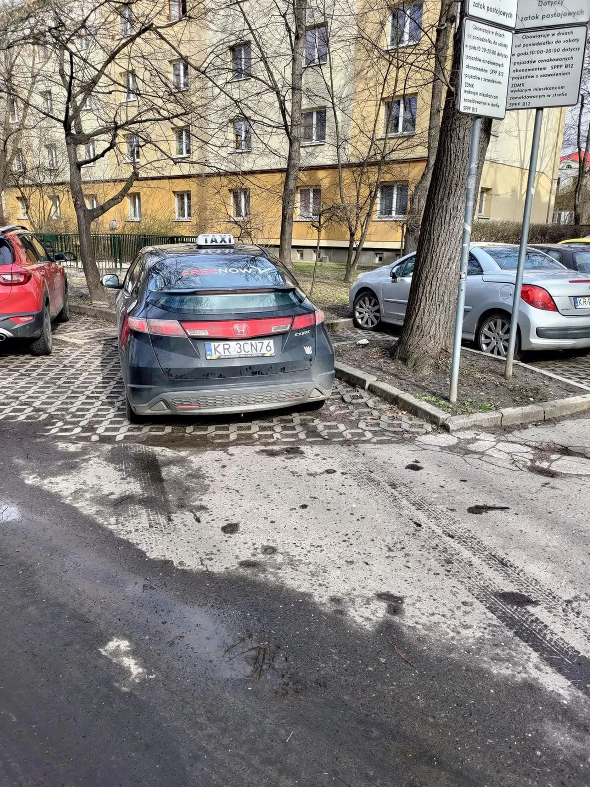 Kierowca auta w środku Grzegórzek, przy ul. Siedleckiego, koło bloków, wyszedł i na sikał na znajdujące się drzewo. Kilkaset metrów obok jest stacja benzynowa, ale nie, będzie lał pod drzewem.