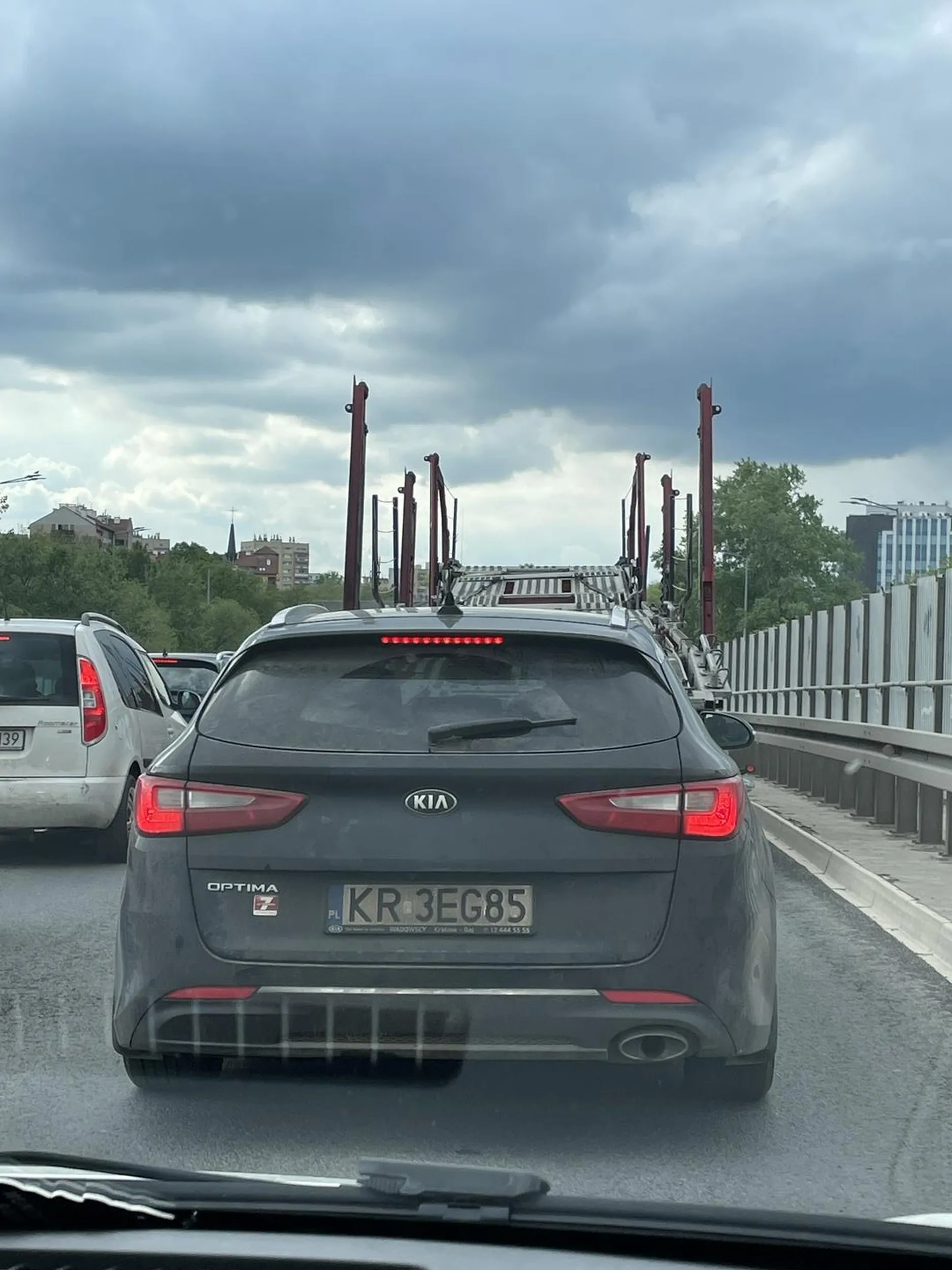 Kutas zmienia pas po ciągłej, prawie wpierdolił mi się pod maskę