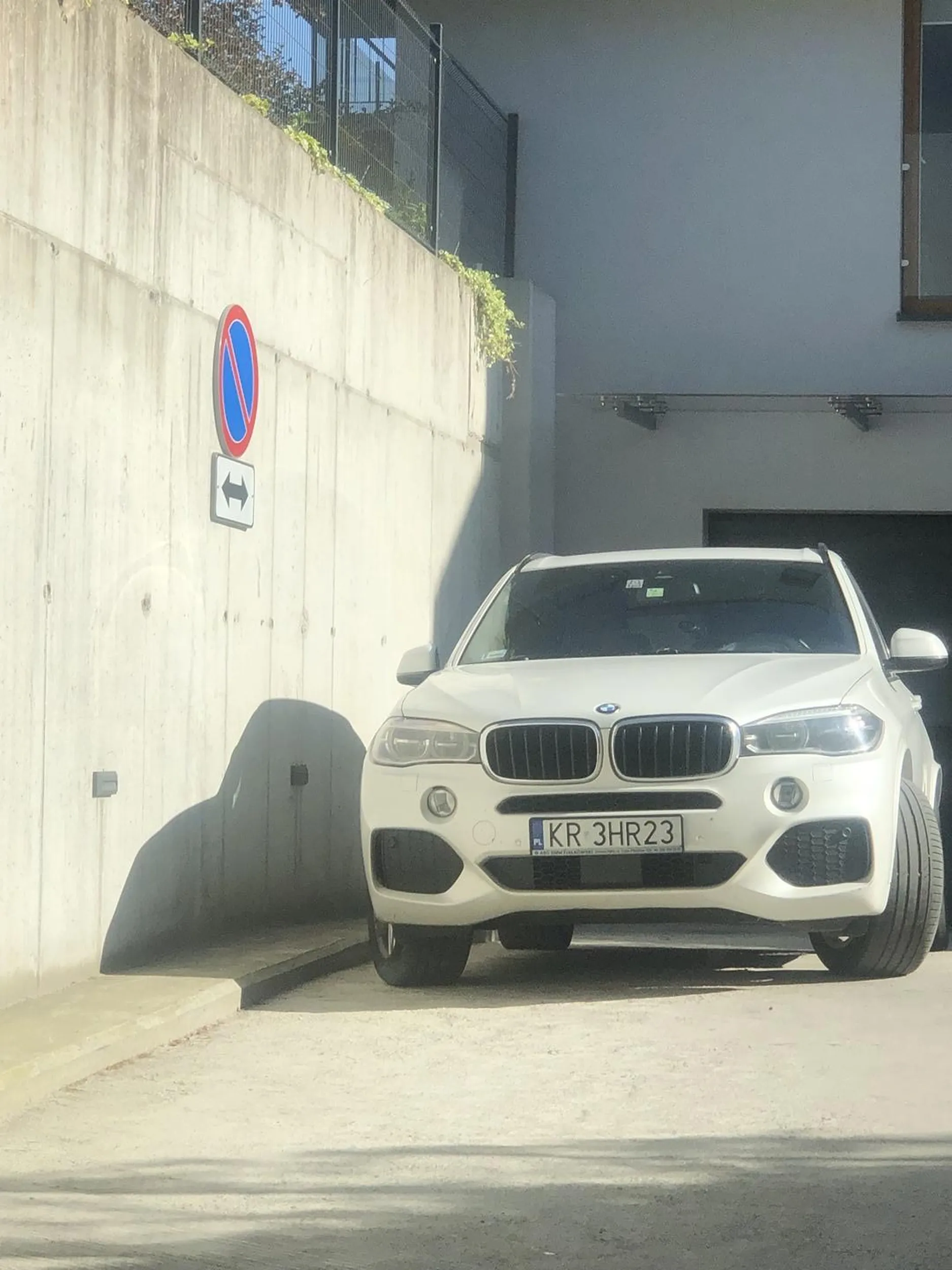 Parkuje jak ostatni pajac na rampie garażowej dla  dwóch osiedli.