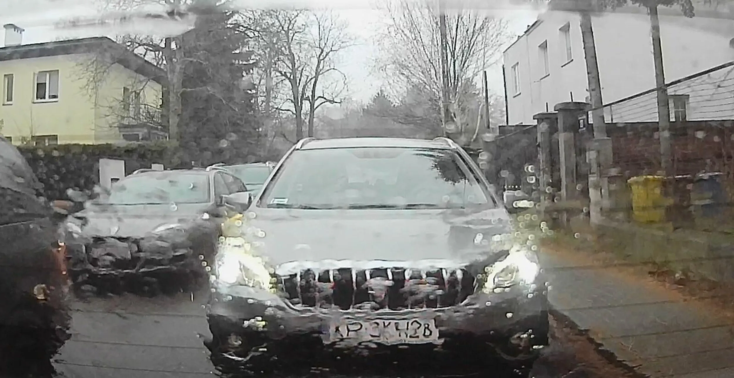 Kierowca jeździ jak furiat. Siedzi na zderzaku, miga światłami. Problemy zamiast zostawić w domu zabiera na ulice i wyładowuje się na innych przepisowo jadących kierowcach.