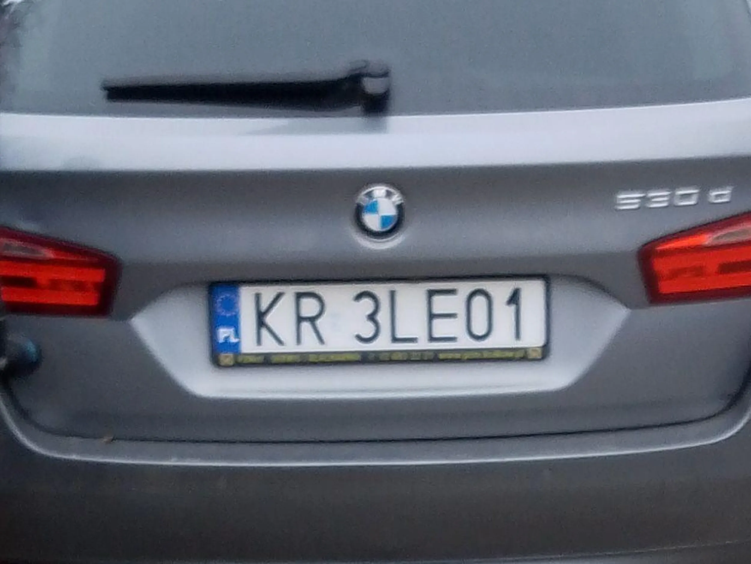 Starszy facet z BMW albo nie umie czytać "wjazd nie parkować" ALBO przez czarne szyby w aucie nic nie widzi. Jeśli to czyta to niech na początek rozpocznie naukę czytania od swojej tablicy rejestracyjnej ;)