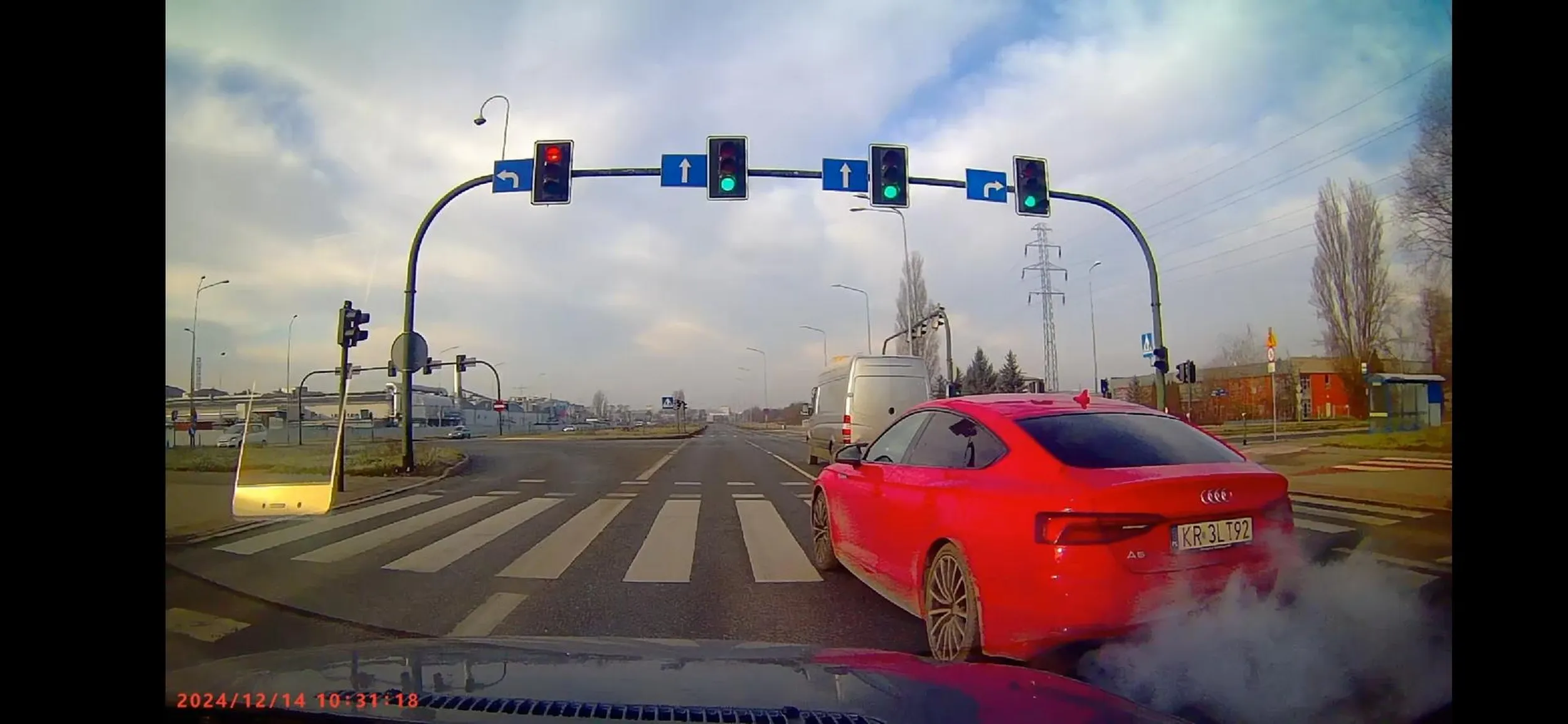 Audi A5 czerwony. Niebezpieczne wyprzedzanie z prawej strony na przejściu dla pieszych, szybka jazda 100 przy ograniczeniu 70