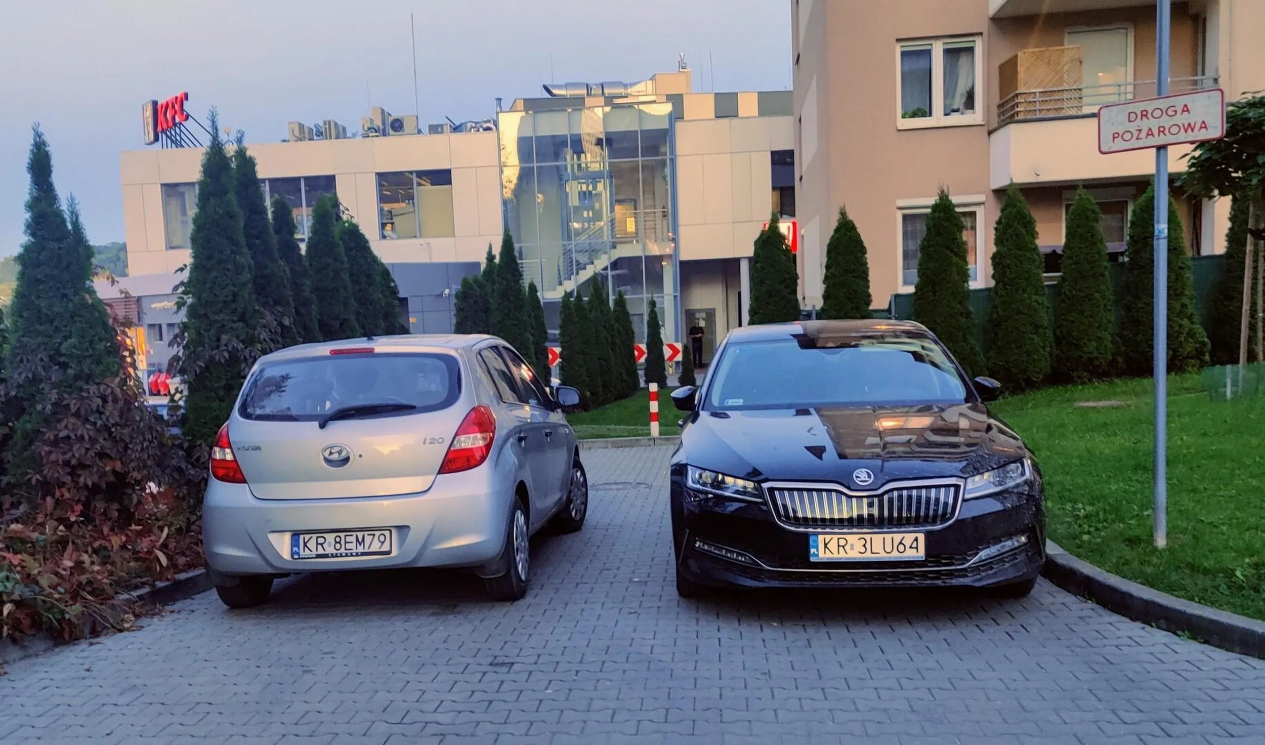 Kraków, ul. Okulickiego, parkowanie na drodze pożarowej, blokowanie przejścia.