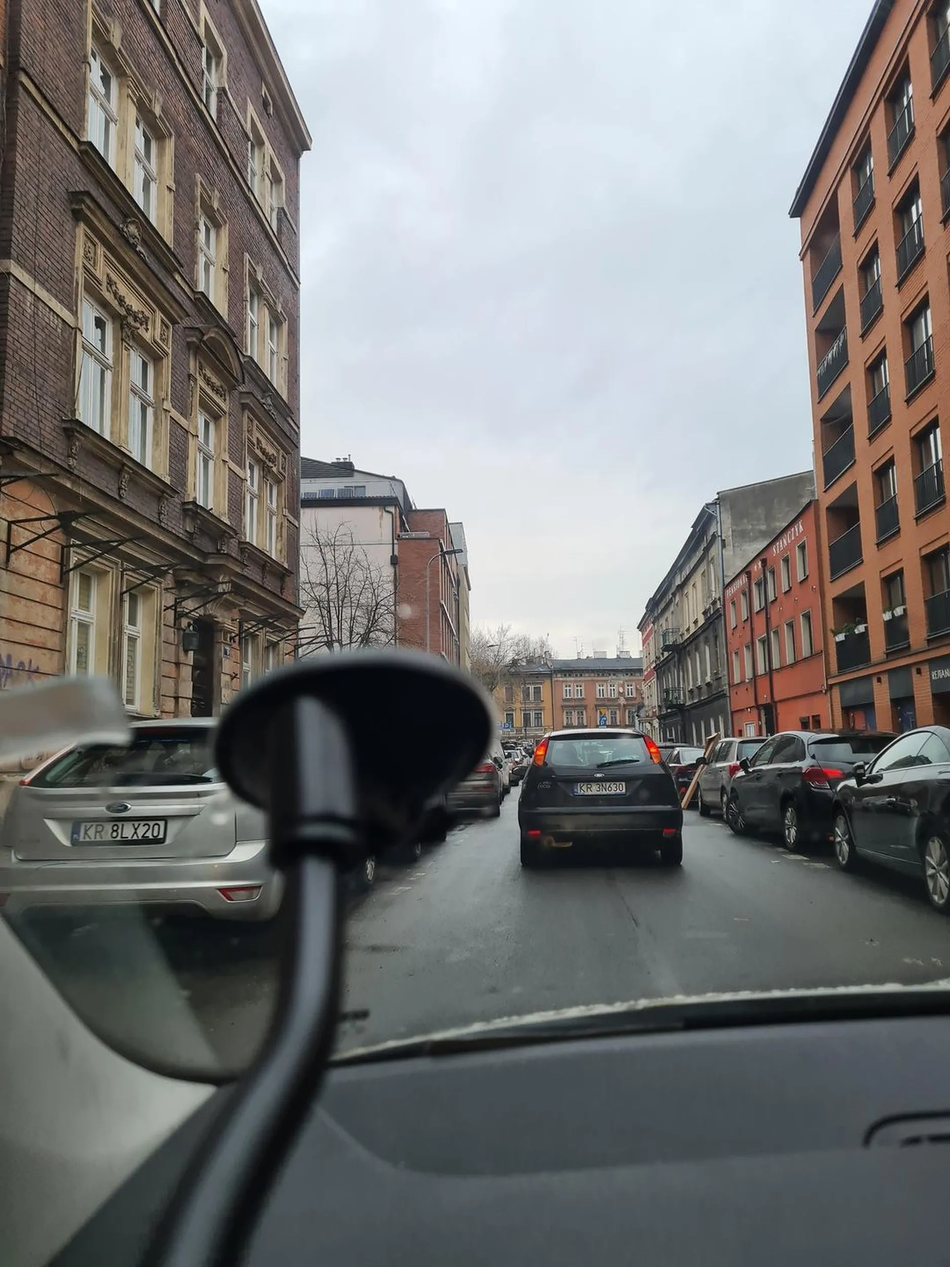 Kierowca wymusza pierwszeństwo i nie zatrzymuje się na warunkowej zielonej strzałce!!!! Stwarza zagrożenie na drodze!!!!