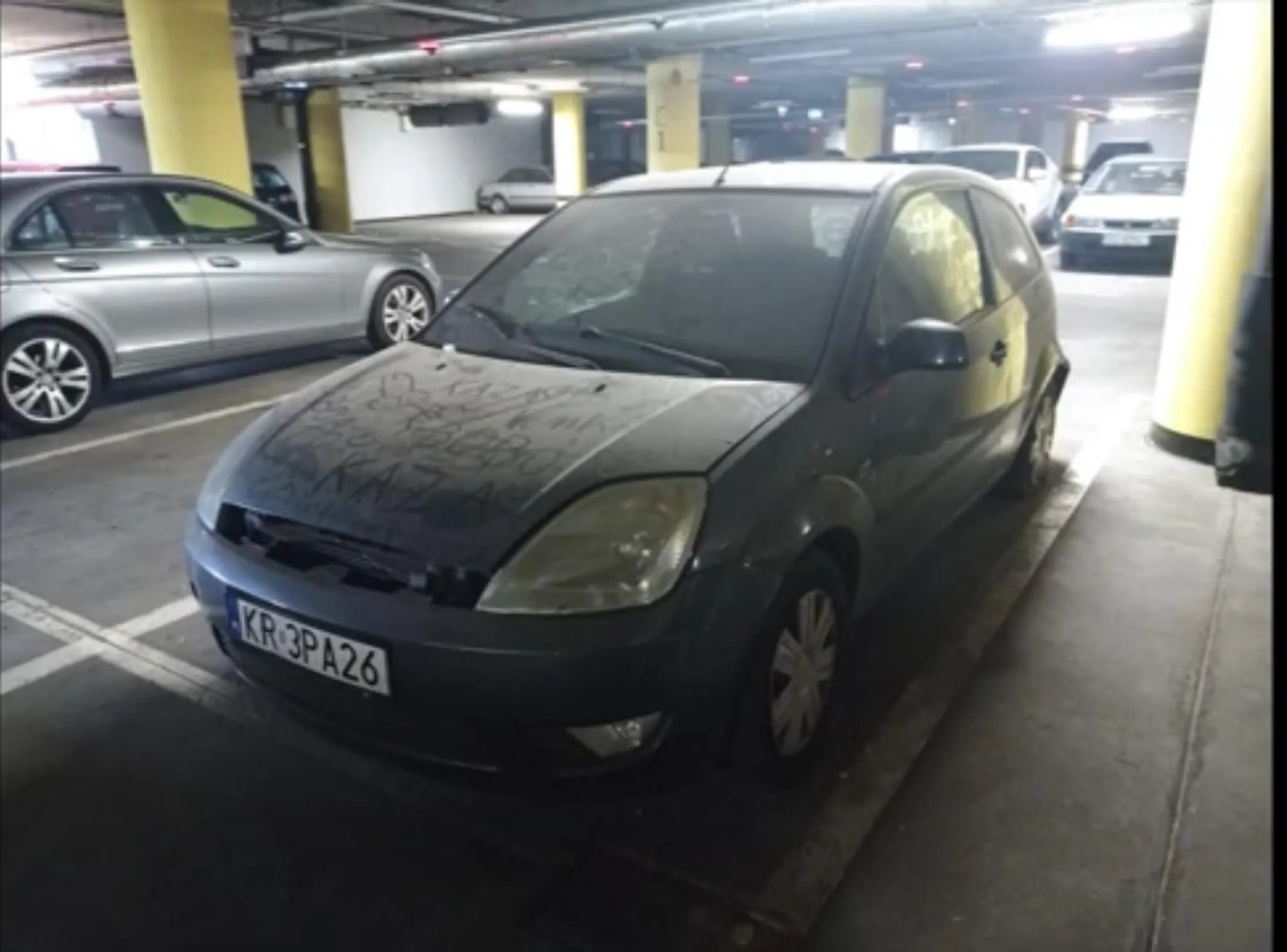 Ford Fiesta stoi sobie na Forum Gliwice na parkingu i jest opuszczony bo tak stoi kilka lat.