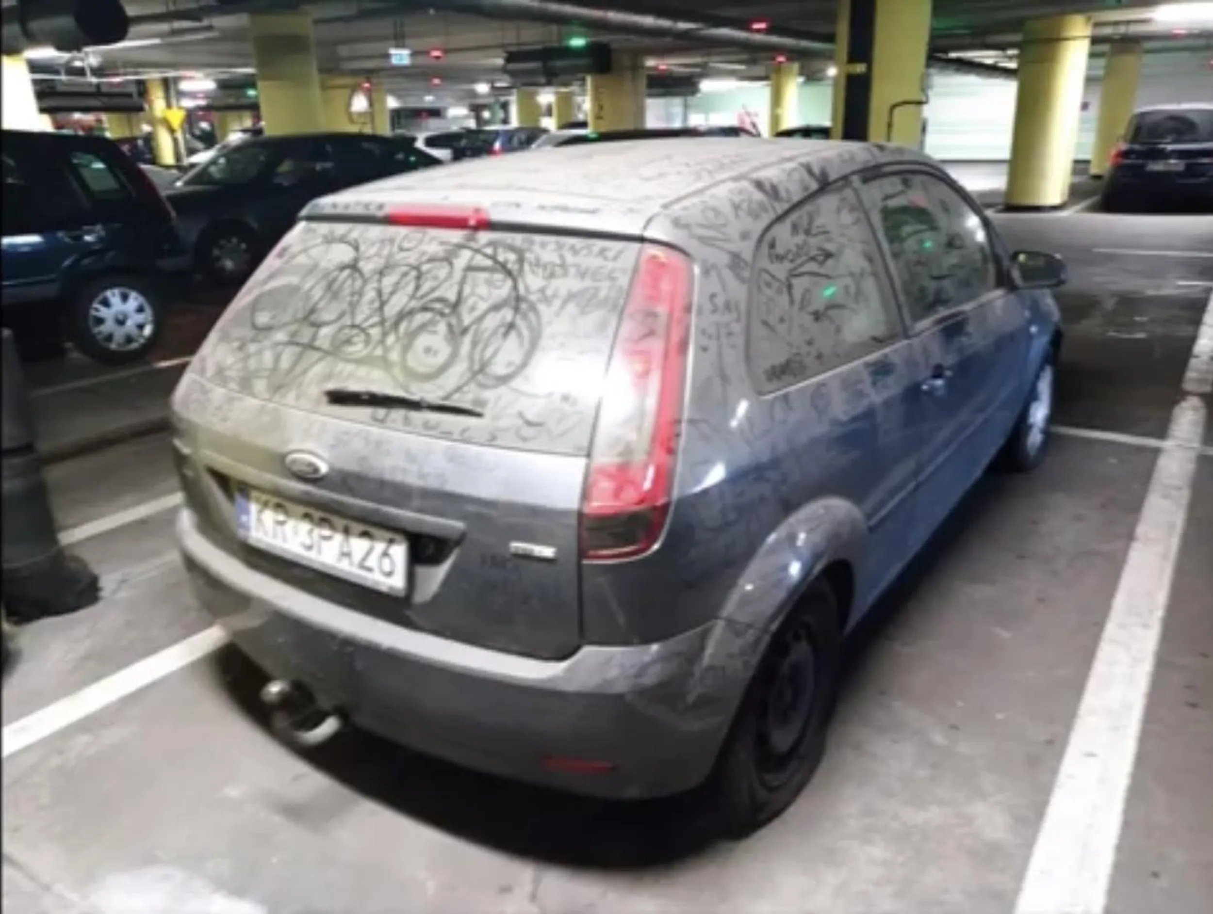Ford Fiesta stoi sobie na Forum Gliwice na parkingu i jest opuszczony bo tak stoi kilka lat.