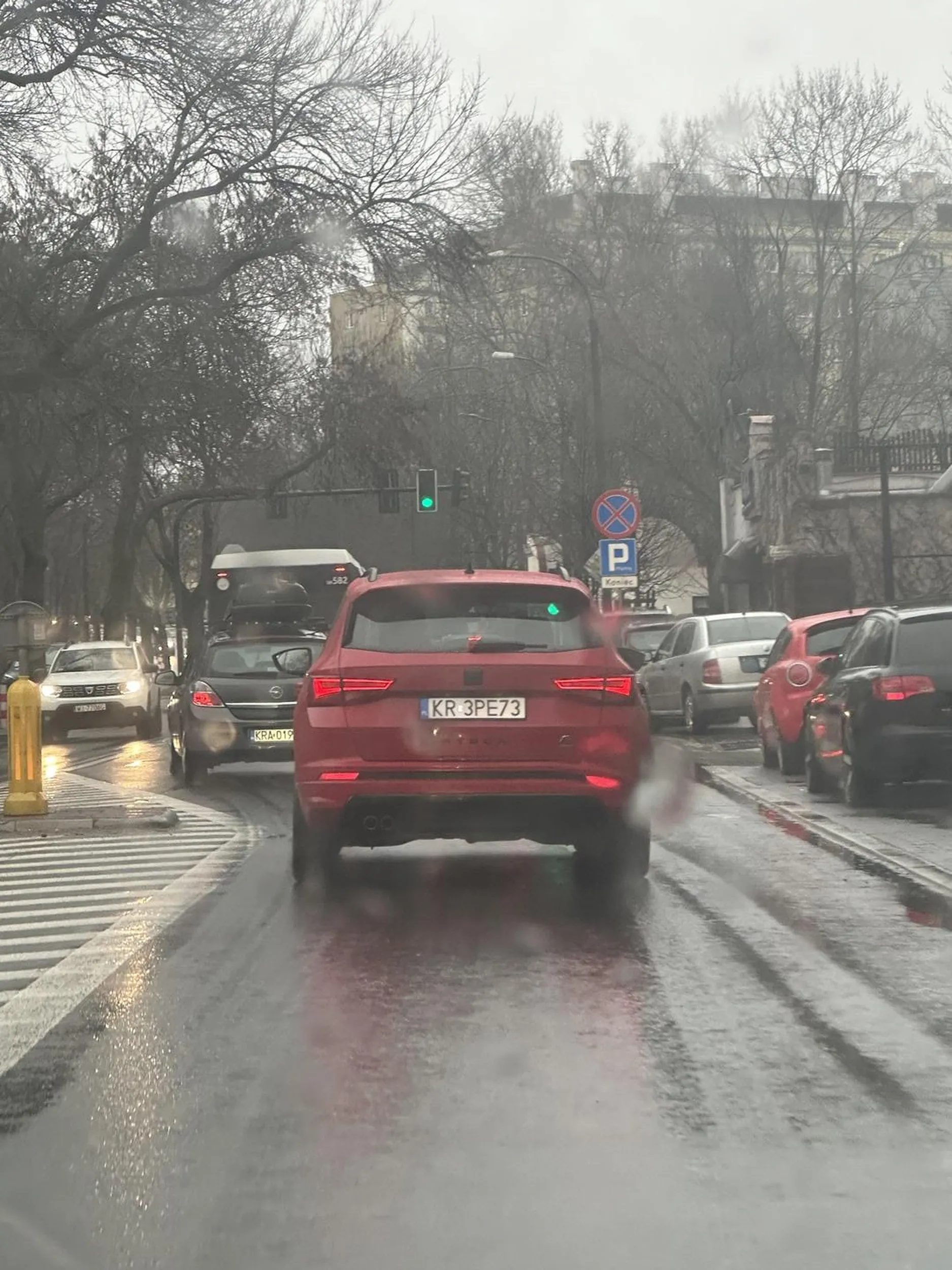 Pajac, stwarza niebezpieczeństwo na drodze, zamknąć go trzeba idiote