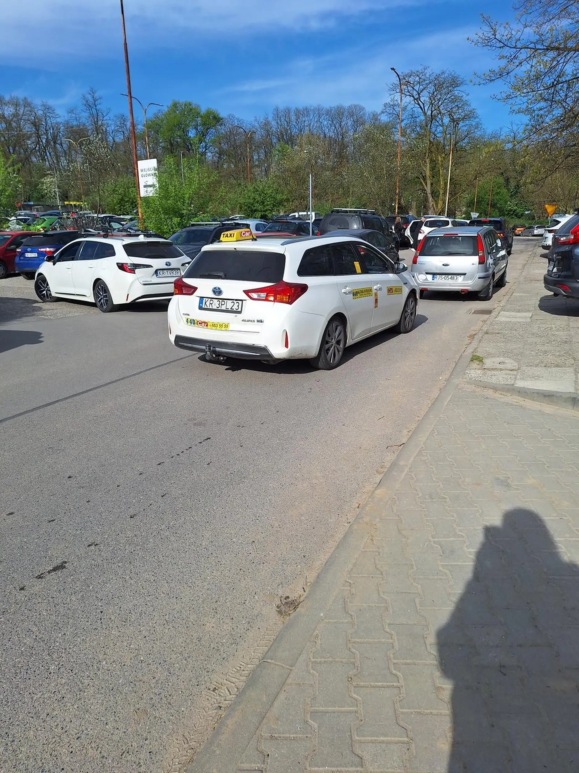 Brakuje słów aby określić poziom kierowcy iCar... jadąc przez parking przy szpitalu tąbi i wyzywa innych kierowców, bo jemu się spieszy... tylko, że pod tym szpitalem zawsze keat ciężko zaparkować i raczej nikt tam z własnej przyjemności nie jeździ...
