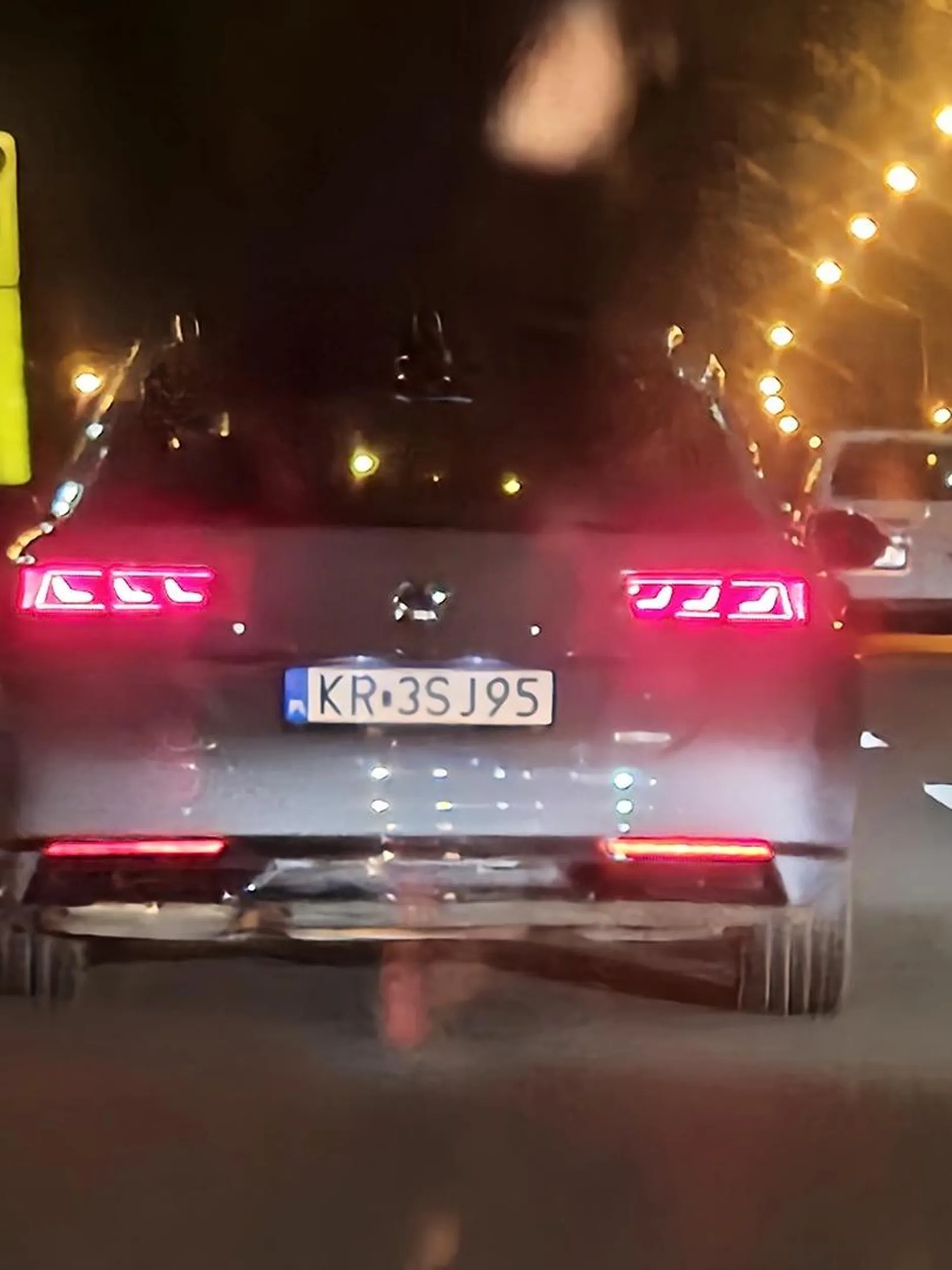 Kierowca pijany albo nie spełna rozumu. Próbuje się wcisnąć na autostradzie na lewy pas na chama. Chciał zepchnąć  mój samochód do barierek bo on chce wjechać na lewy pas. Doprowadza prawie do wypadku wciskając się na lewy pas. Po 100km znów znajduje się za mną, siedzi na zderzaku, wyprzedza i zajeżdża znów drogę. Zwalnia i robi slalom po pasach żebym nie mógł go wyprzedzić żadnym pasem. Chory i niebezpieczny człowiek.