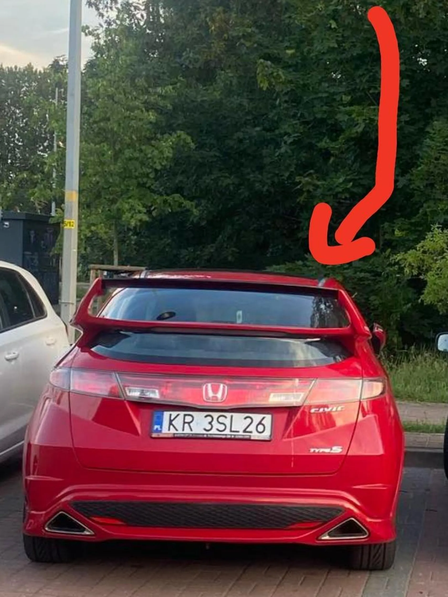 kolega w czerwonym civicu ze spoilerem wisi mi mega kebaba witomino, pozatym mily kierowca kulturalnie jezdzi