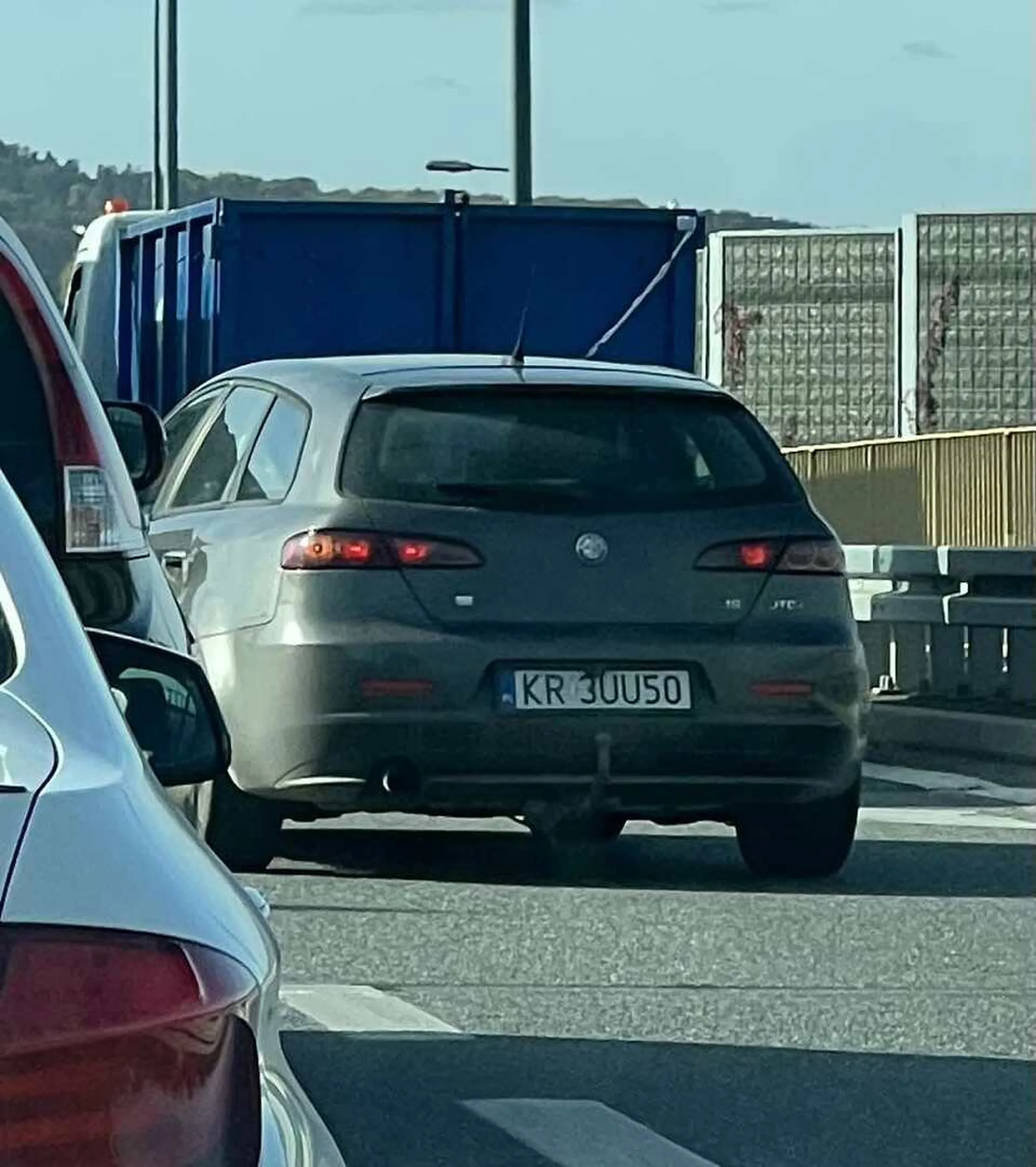 Siema jestem upośledzonym brodatym kolesiem z ciemnymi włosami, który nie potrafi jeździć normalnie. Lubię spychać ludzi, przeciskać się, omijać bokiem korek i wymuszać pierwszeństwo. Poza tym cisnę tym gruzem ile wlezie a czerwone światło traktuję tylko jako zachętę do przyspieszenia. Pieszy na pasach to dla mnie quest GTA w końcu jakieś punkty za nich muszą być. Poza tym lubię tylko męską miłość.